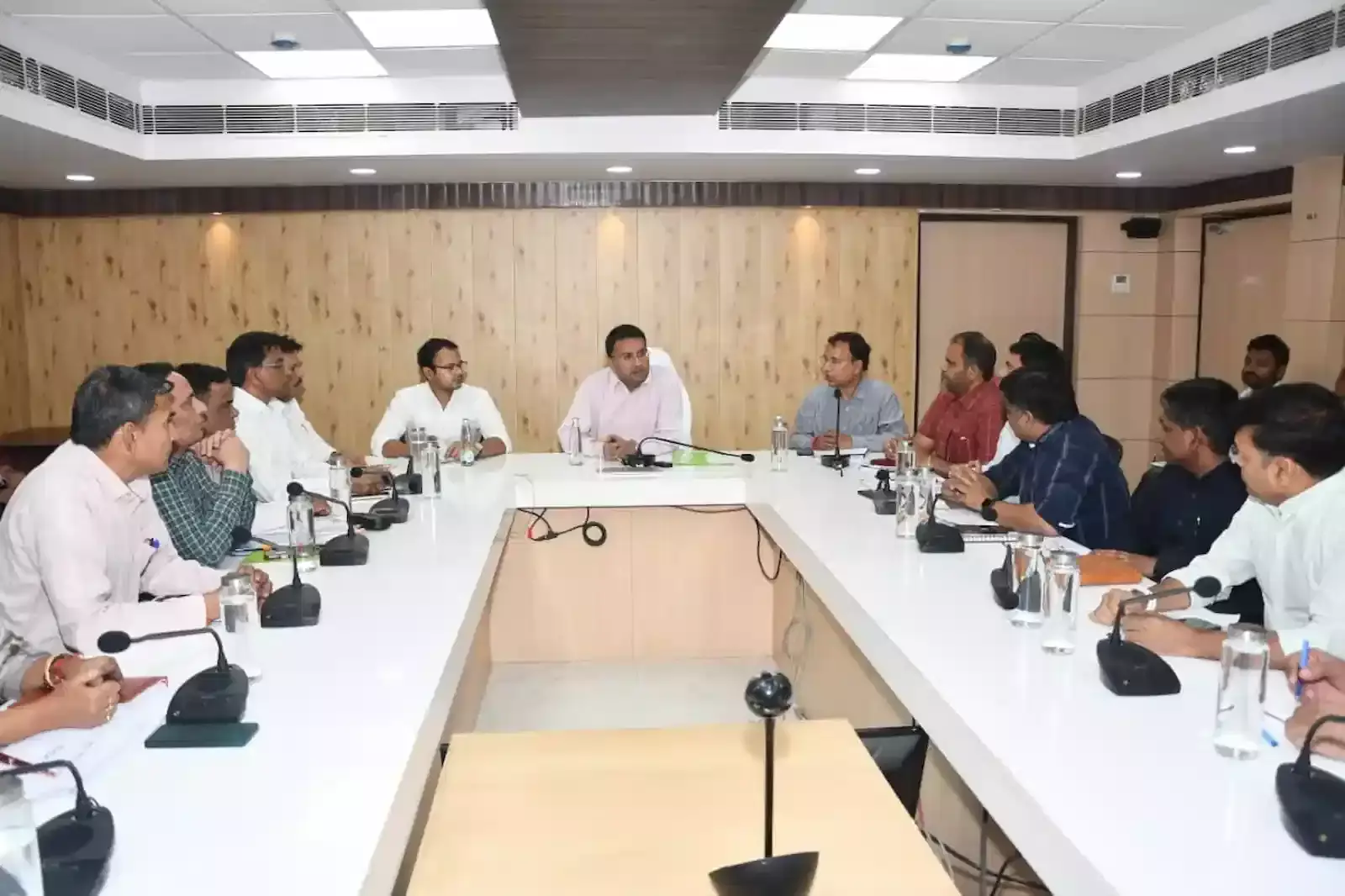 जयपुर नगर निगम कार्यालय में आयुक्त ओम कसेरा अधिकारियों के साथ जनगणना 2027 की समीक्षा बैठक करते हुए। जयपुर नगर निगम कार्यालय में आयुक्त ओम कसेरा अधिकारियों के साथ जनगणना 2027 की समीक्षा बैठक करते हुए।