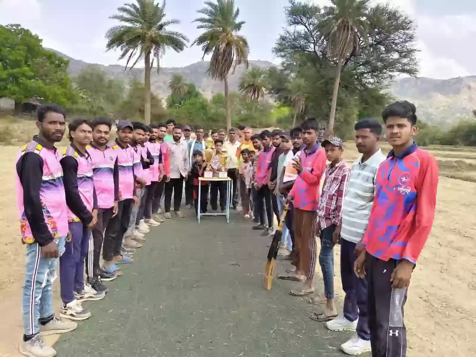ढीमडी में DPL क्रिकेट प्रतियोगिता के समापन पर विजेता ट्रॉफी के साथ खिलाड़ी और ग्राम पंचायत के स्थानीय सदस्य। ढीमडी में DPL क्रिकेट प्रतियोगिता के समापन पर विजेता ट्रॉफी के साथ खिलाड़ी और ग्राम पंचायत के स्थानीय सदस्य।