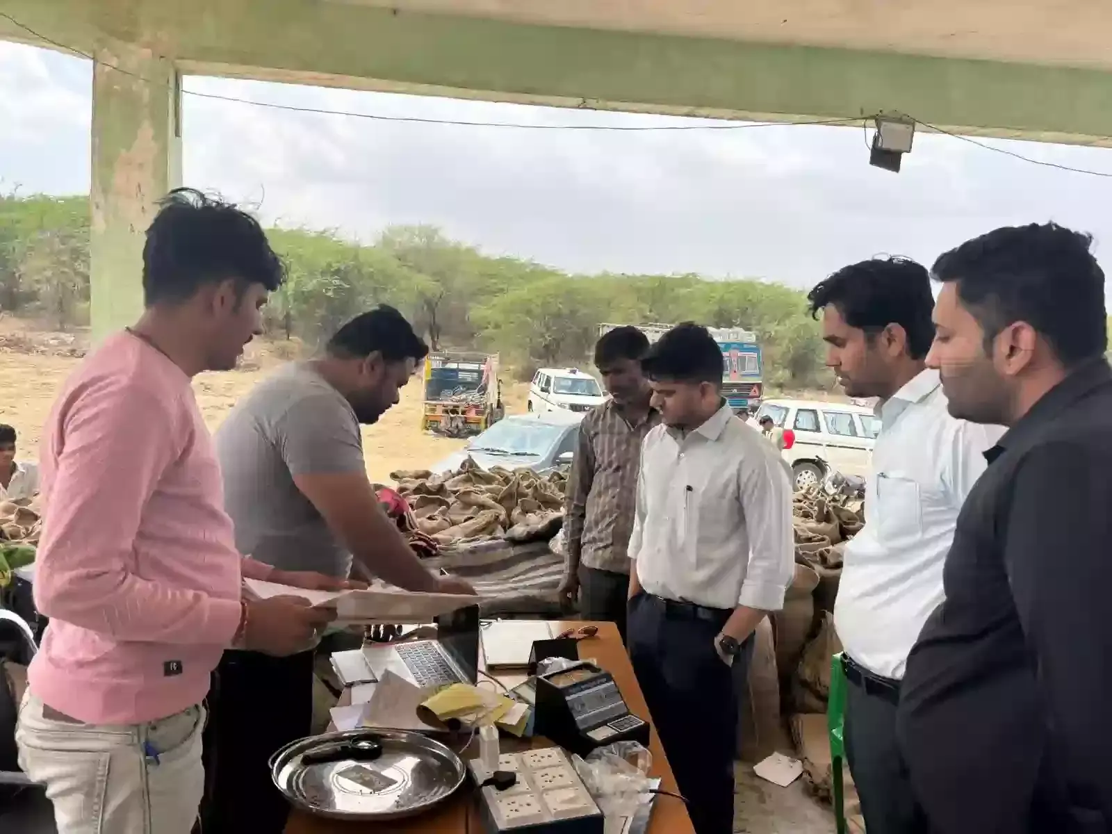 पारसोली गेहूं खरीद केंद्र पर व्यवस्थाओं का जायजा लेते प्रशासनिक अधिकारी रविंद्र मेघवाल और अंकित सांमरिया। पारसोली गेहूं खरीद केंद्र पर व्यवस्थाओं का जायजा लेते प्रशासनिक अधिकारी रविंद्र मेघवाल और अंकित सांमरिया।
