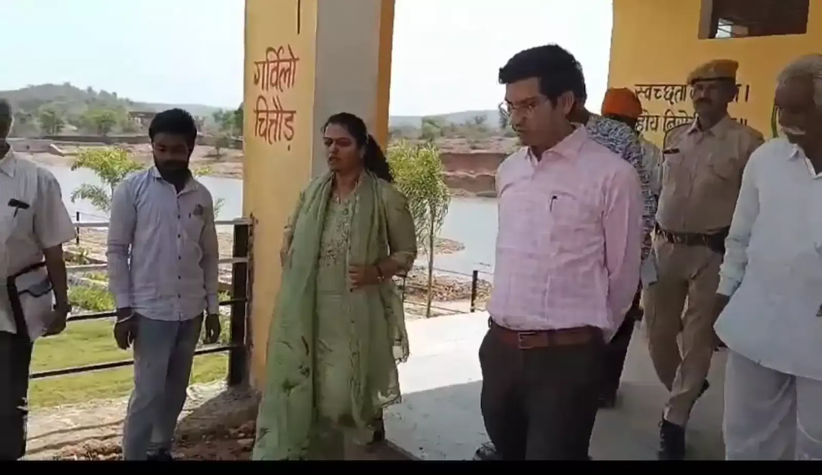 गोपालपुरा बस स्टैंड पर सामुदायिक स्वच्छता परिसर का निरीक्षण करतीं जिला कलक्टर डॉ. मंजू और अन्य प्रशासनिक अधिकारी। गोपालपुरा बस स्टैंड पर सामुदायिक स्वच्छता परिसर का निरीक्षण करतीं जिला कलक्टर डॉ. मंजू और अन्य प्रशासनिक अधिकारी।
