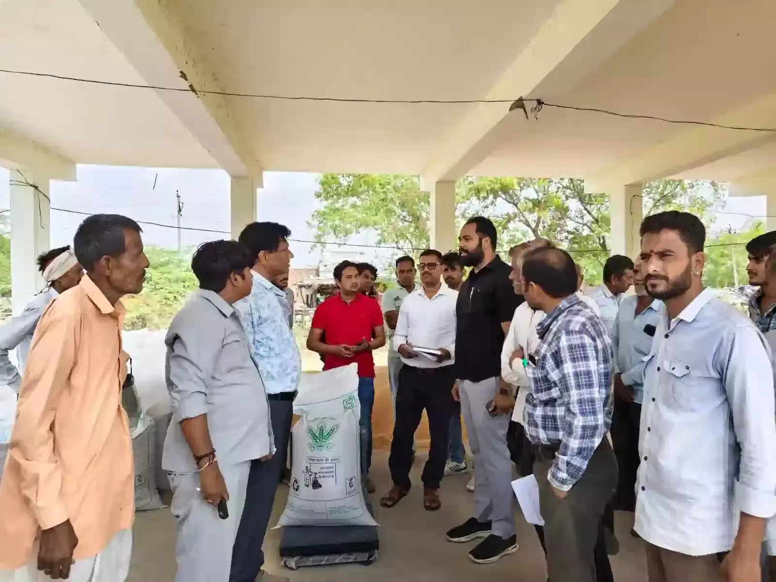 भूपालसागर मंडी में समर्थन मूल्य खरीद केंद्र का औचक निरीक्षण करते एसडीएम महेश गगोरिया और अन्य विभागीय अधिकारी। भूपालसागर मंडी में समर्थन मूल्य खरीद केंद्र का औचक निरीक्षण करते एसडीएम महेश गगोरिया और अन्य विभागीय अधिकारी।