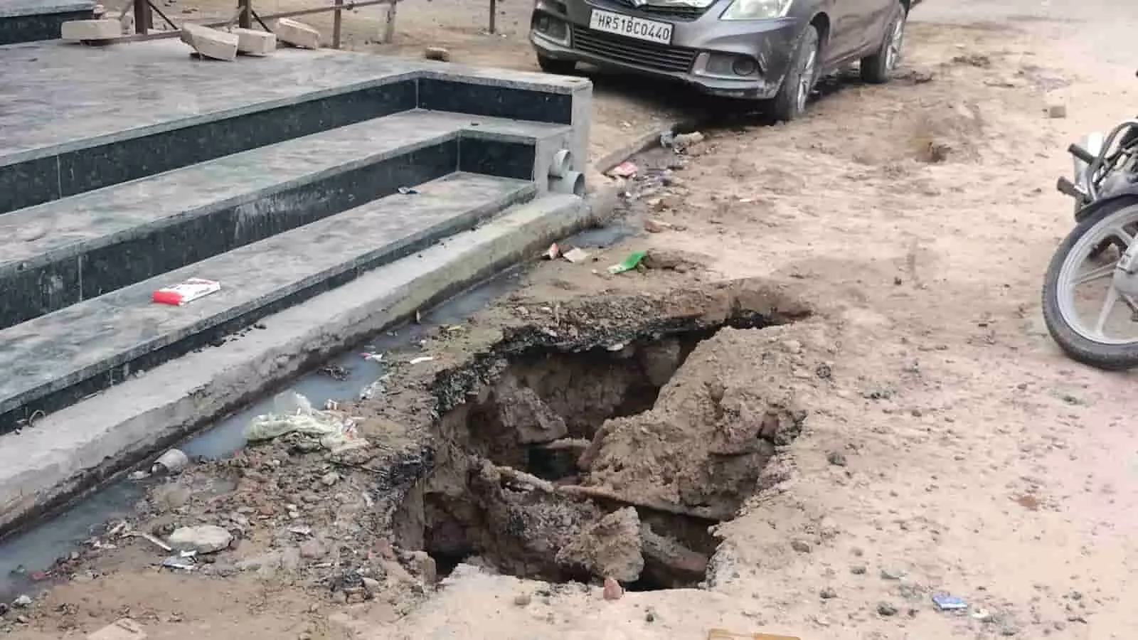नोहर: टैगोर चौक रोड पर केबल खुदाई के खुले गड्ढों से हादसे का खतरा नोहर: टैगोर चौक रोड पर केबल खुदाई के खुले गड्ढों से हादसे का खतरा
