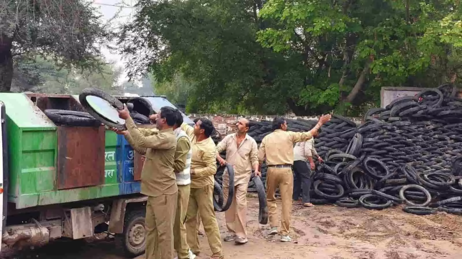 नोहर गौरव पथ पर प्रशासन की बड़ी कार्रवाई, अवैध रूप से रखे भारी मात्रा में टायर जब्त नोहर गौरव पथ पर प्रशासन की बड़ी कार्रवाई, अवैध रूप से रखे भारी मात्रा में टायर जब्त