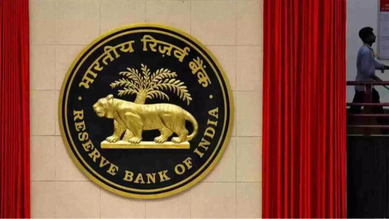 भारतीय रिजर्व बैंक का आधिकारिक लोगो जो मुंबई मुख्यालय की दीवार पर लगा हुआ है। भारतीय रिजर्व बैंक का आधिकारिक लोगो जो मुंबई मुख्यालय की दीवार पर लगा हुआ है।