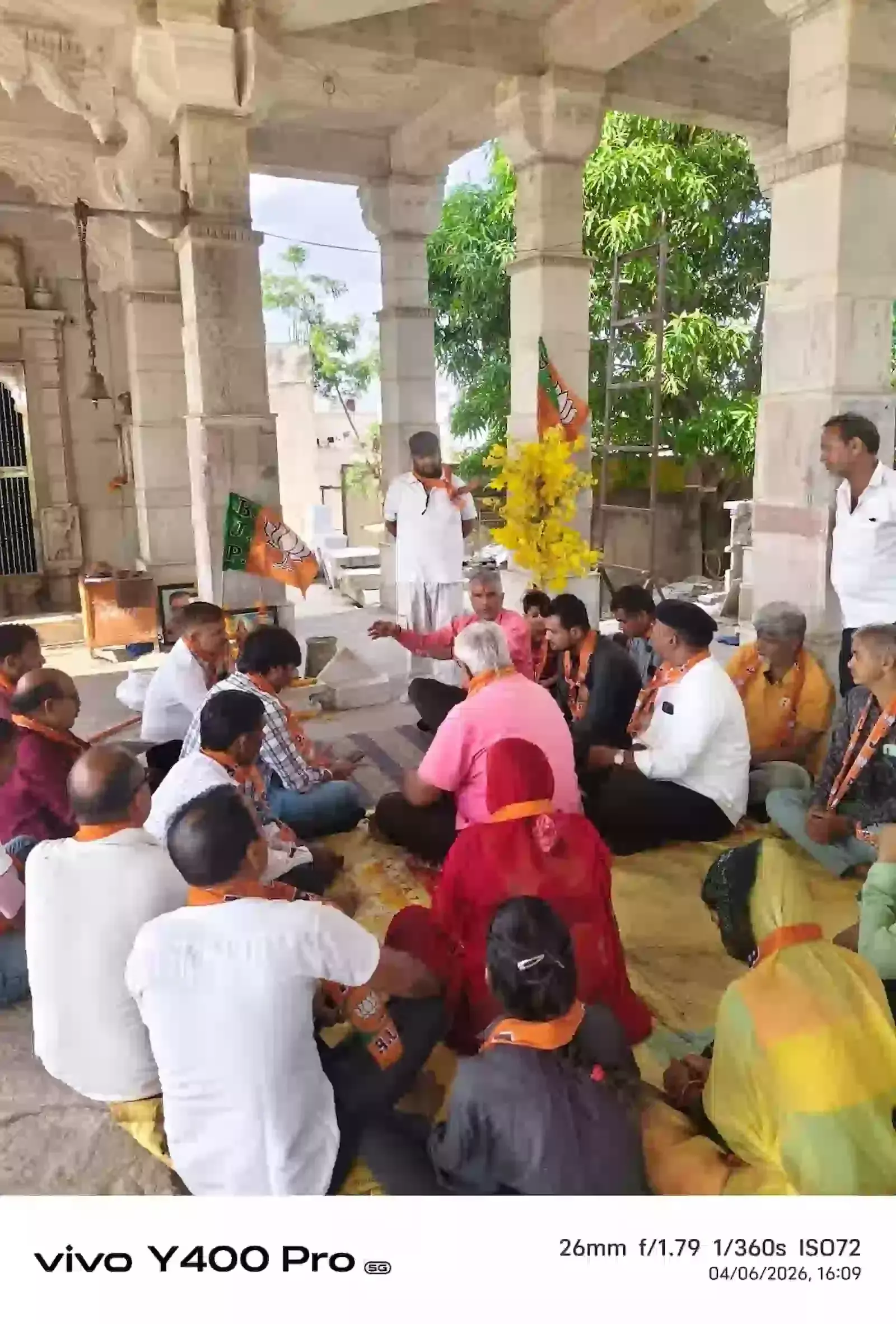 खमनोर के हनुमान टेकरी मंदिर में भाजपा स्थापना दिवस कार्यक्रम के दौरान उपस्थित पार्टी पदाधिकारी और कार्यकर्ता। खमनोर के हनुमान टेकरी मंदिर में भाजपा स्थापना दिवस कार्यक्रम के दौरान उपस्थित पार्टी पदाधिकारी और कार्यकर्ता।