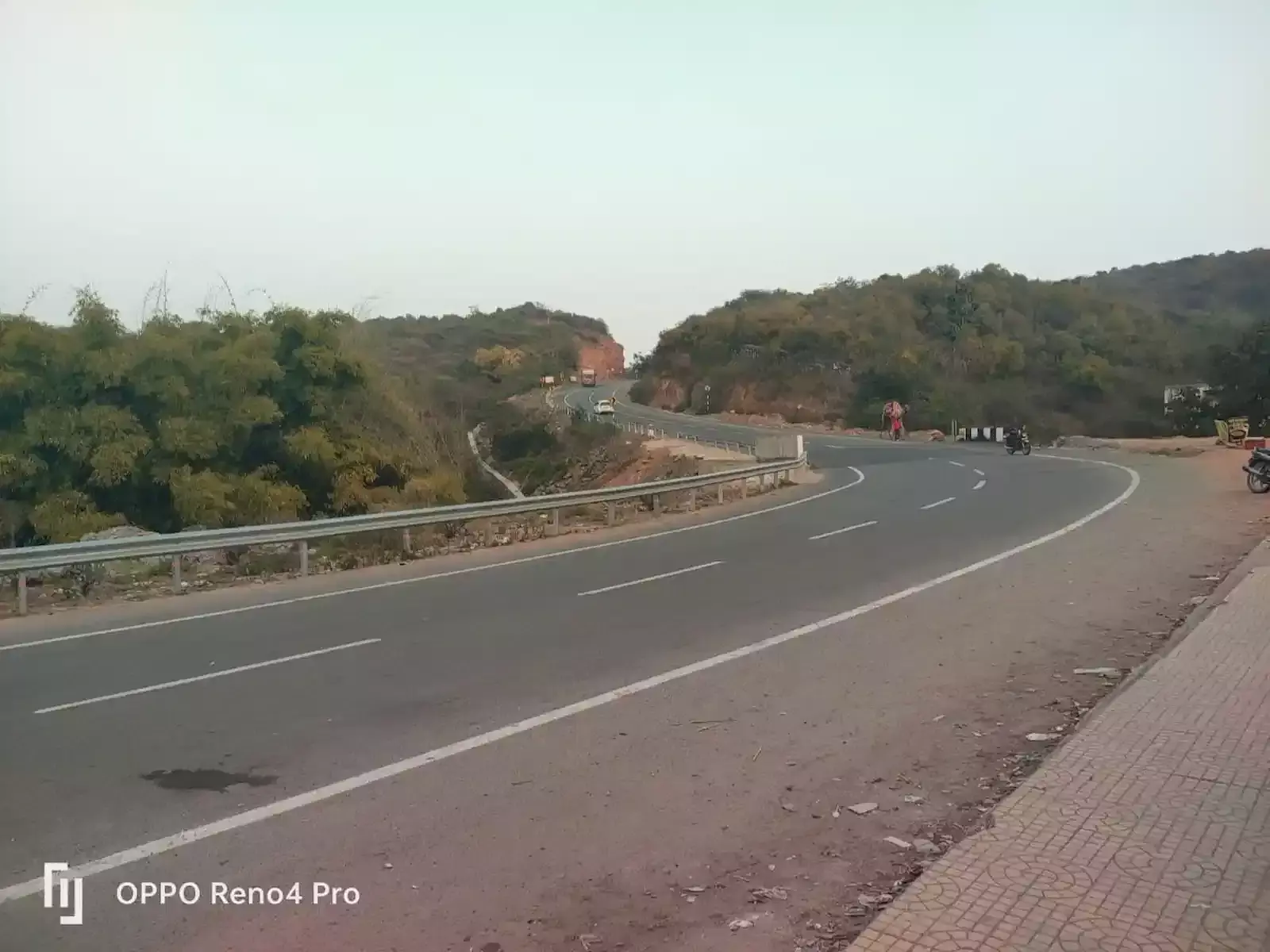राजस्थान के खमनोर में स्थित ऐतिहासिक हल्दीघाटी दर्रे का दृश्य जहां झाड़ियों और अतिक्रमण के बीच स्मारक उपेक्षित अवस्था में दिख रहा है। राजस्थान के खमनोर में स्थित ऐतिहासिक हल्दीघाटी दर्रे का दृश्य जहां झाड़ियों और अतिक्रमण के बीच स्मारक उपेक्षित अवस्था में दिख रहा है।