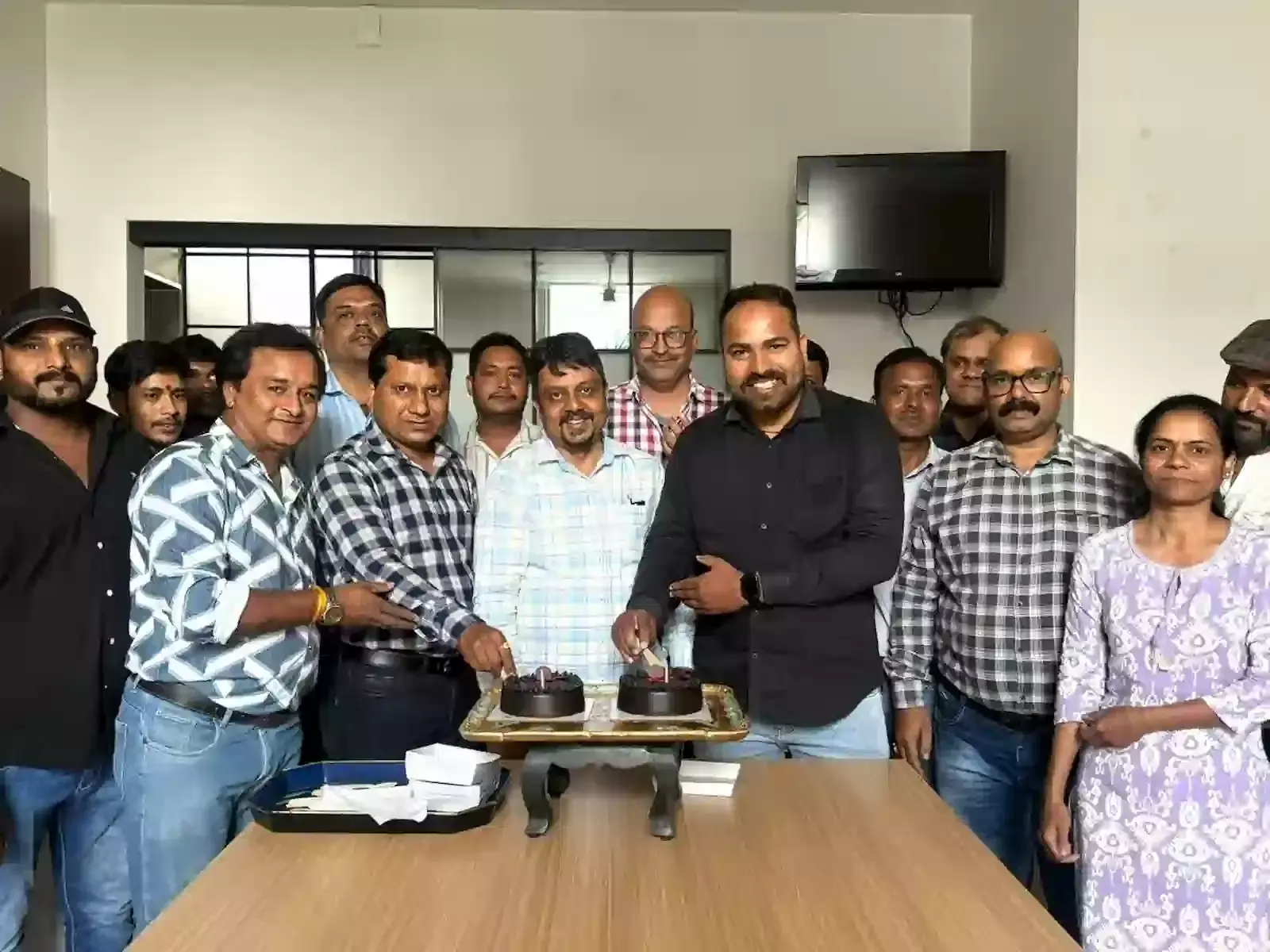 इंदौर स्थित जेठा वन ऑफिस में पश्चिम मध्य रेल द्वारा पुनः सूचीबद्ध होने की सफलता मनाते दीपक एडवरटाइजिंग कर्मचारी। इंदौर स्थित जेठा वन ऑफिस में पश्चिम मध्य रेल द्वारा पुनः सूचीबद्ध होने की सफलता मनाते दीपक एडवरटाइजिंग कर्मचारी।
