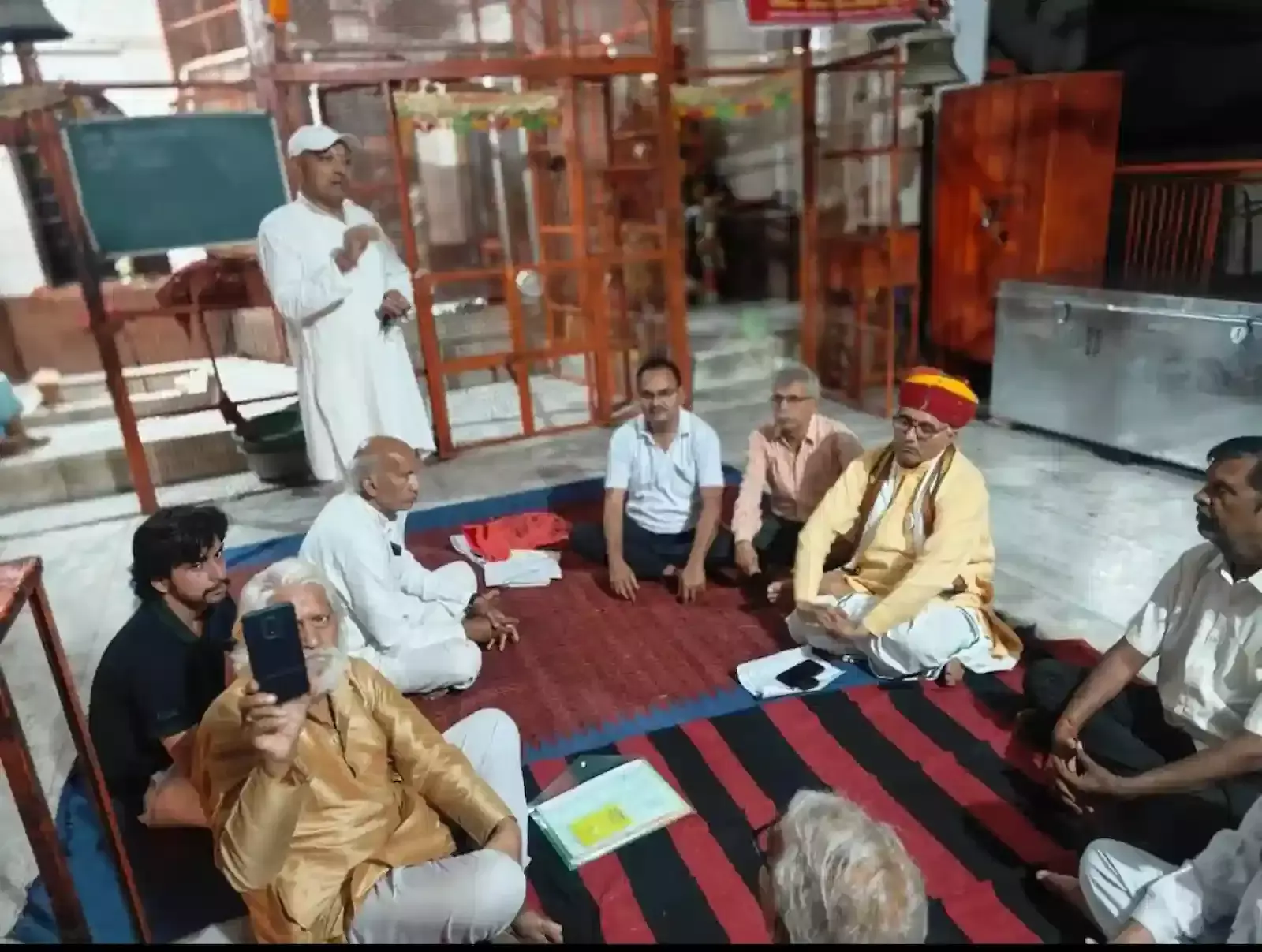 गंगापुर सिटी के संकट मोचन मंदिर में गौ सुरक्षा कानून की मांग हेतु बैठक करते गौ सेवक।