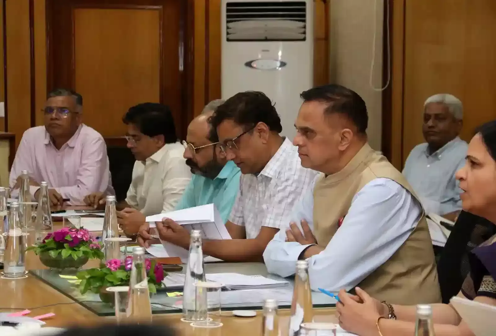 सचिवालय में मुख्य सचिव वी. श्रीनिवास अधिकारियों के साथ बजट क्वेस्ट कार्यक्रम की तैयारियों की समीक्षा करते हुए। सचिवालय में मुख्य सचिव वी. श्रीनिवास अधिकारियों के साथ बजट क्वेस्ट कार्यक्रम की तैयारियों की समीक्षा करते हुए।