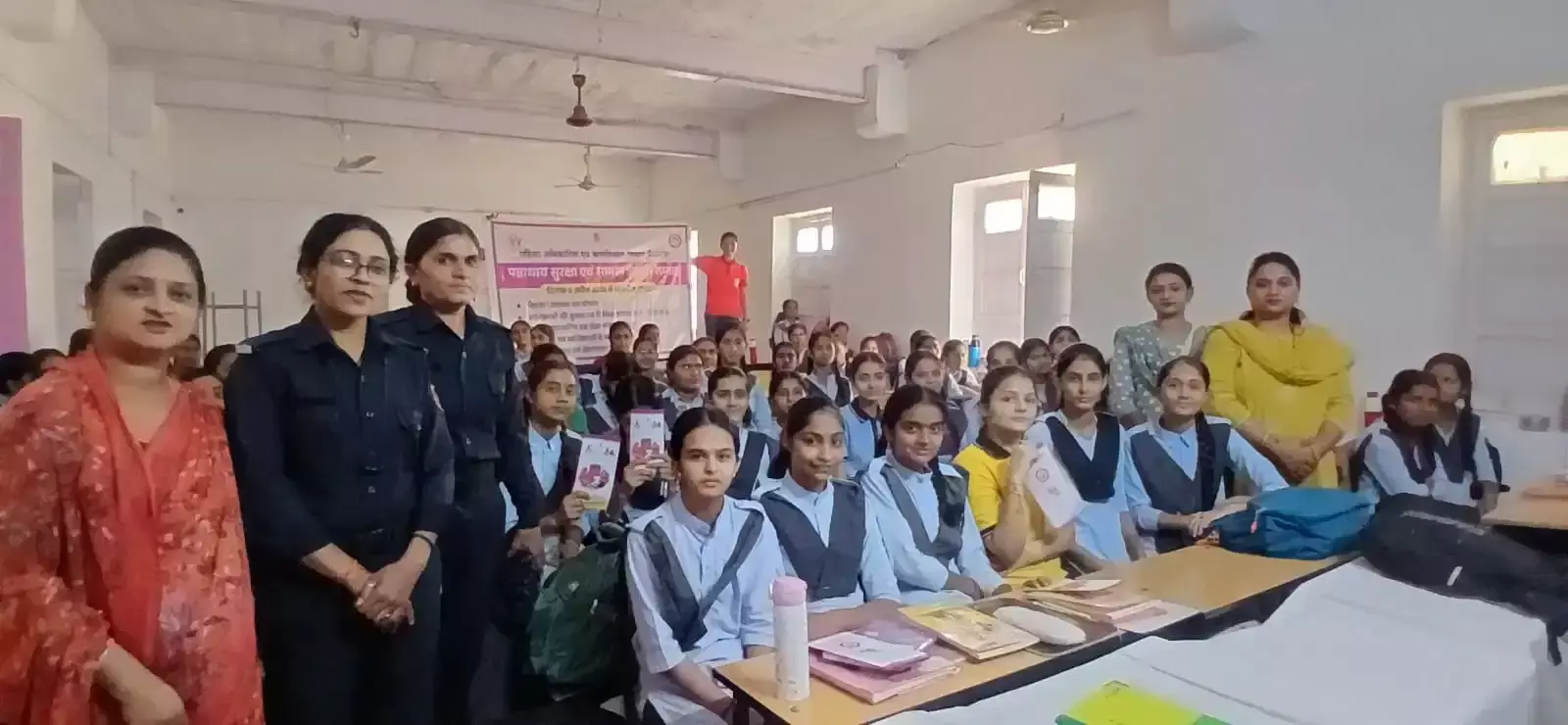 राजकीय बालिका विद्यालय में प्रशिक्षकों द्वारा छात्राओं को आत्मरक्षा के पैंतरे सिखाने का दृश्य। राजकीय बालिका विद्यालय में प्रशिक्षकों द्वारा छात्राओं को आत्मरक्षा के पैंतरे सिखाने का दृश्य।