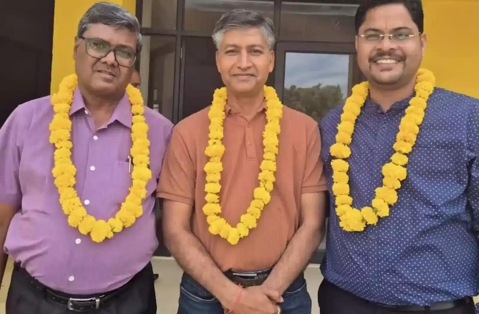 भीलवाड़ा की सुज़ुकी एन्क्लेव सोसाइटी में बैठक के दौरान नवनिर्वाचित पदाधिकारियों का स्वागत करते सदस्य। भीलवाड़ा की सुज़ुकी एन्क्लेव सोसाइटी में बैठक के दौरान नवनिर्वाचित पदाधिकारियों का स्वागत करते सदस्य।