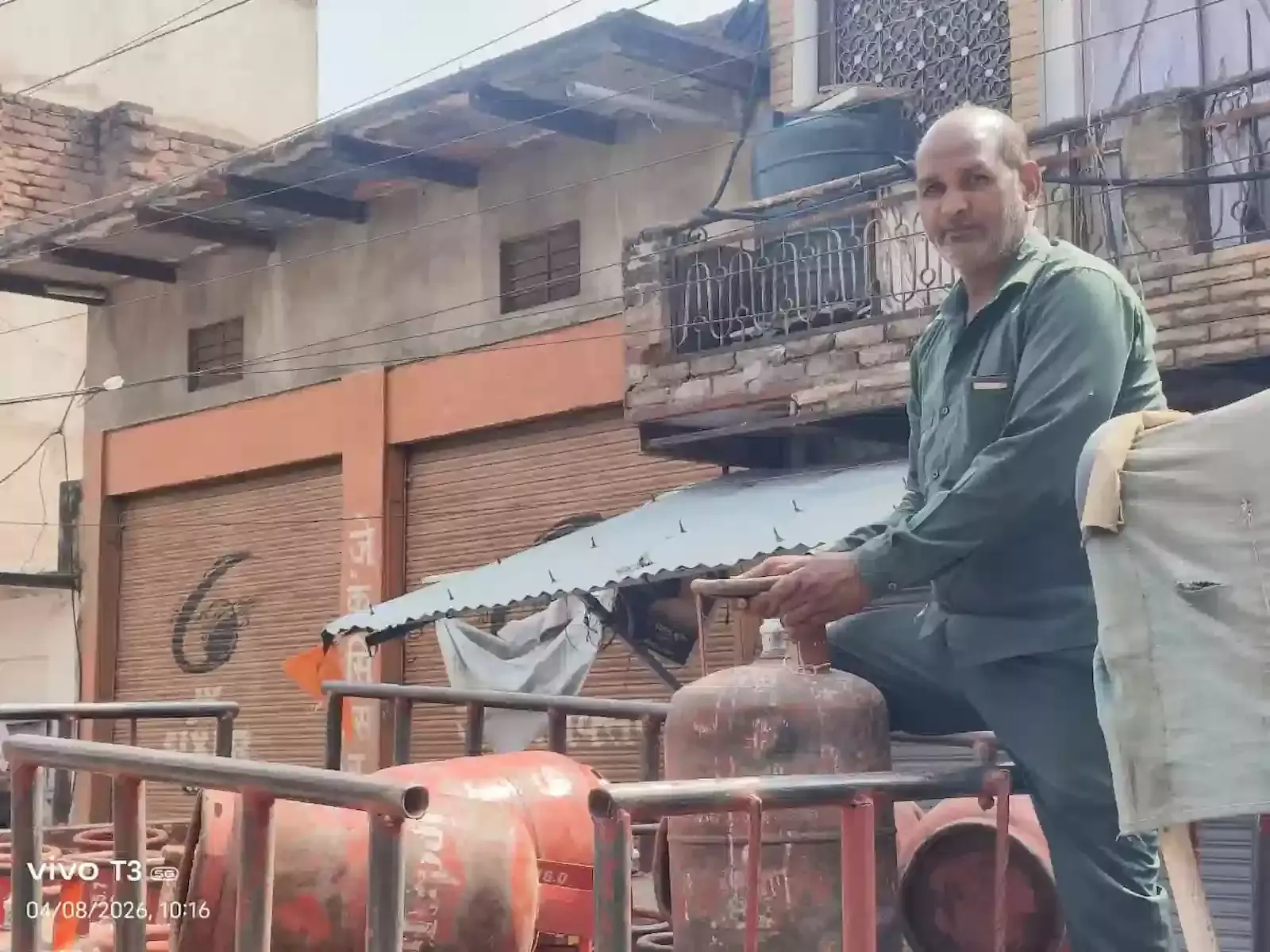 बयाना के गैस गोदाम के बाहर खड़े एलपीजी सिलेंडर और डिलीवरी वाहन सुचारू आपूर्ति को दर्शाते हुए। बयाना के गैस गोदाम के बाहर खड़े एलपीजी सिलेंडर और डिलीवरी वाहन सुचारू आपूर्ति को दर्शाते हुए।