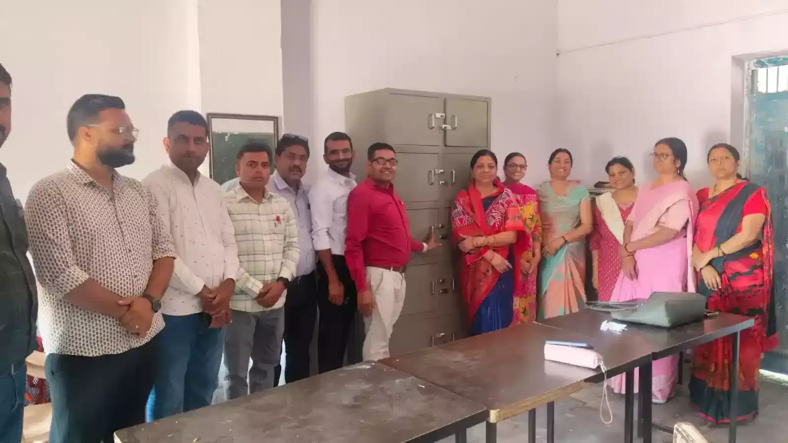 राजकीय विद्यालय आसना में शिक्षिका पुष्पा सोलंकी द्वारा पिजन बॉक्स भेंट करने के दौरान आयोजित सम्मान समारोह का दृश्य। राजकीय विद्यालय आसना में शिक्षिका पुष्पा सोलंकी द्वारा पिजन बॉक्स भेंट करने के दौरान आयोजित सम्मान समारोह का दृश्य।