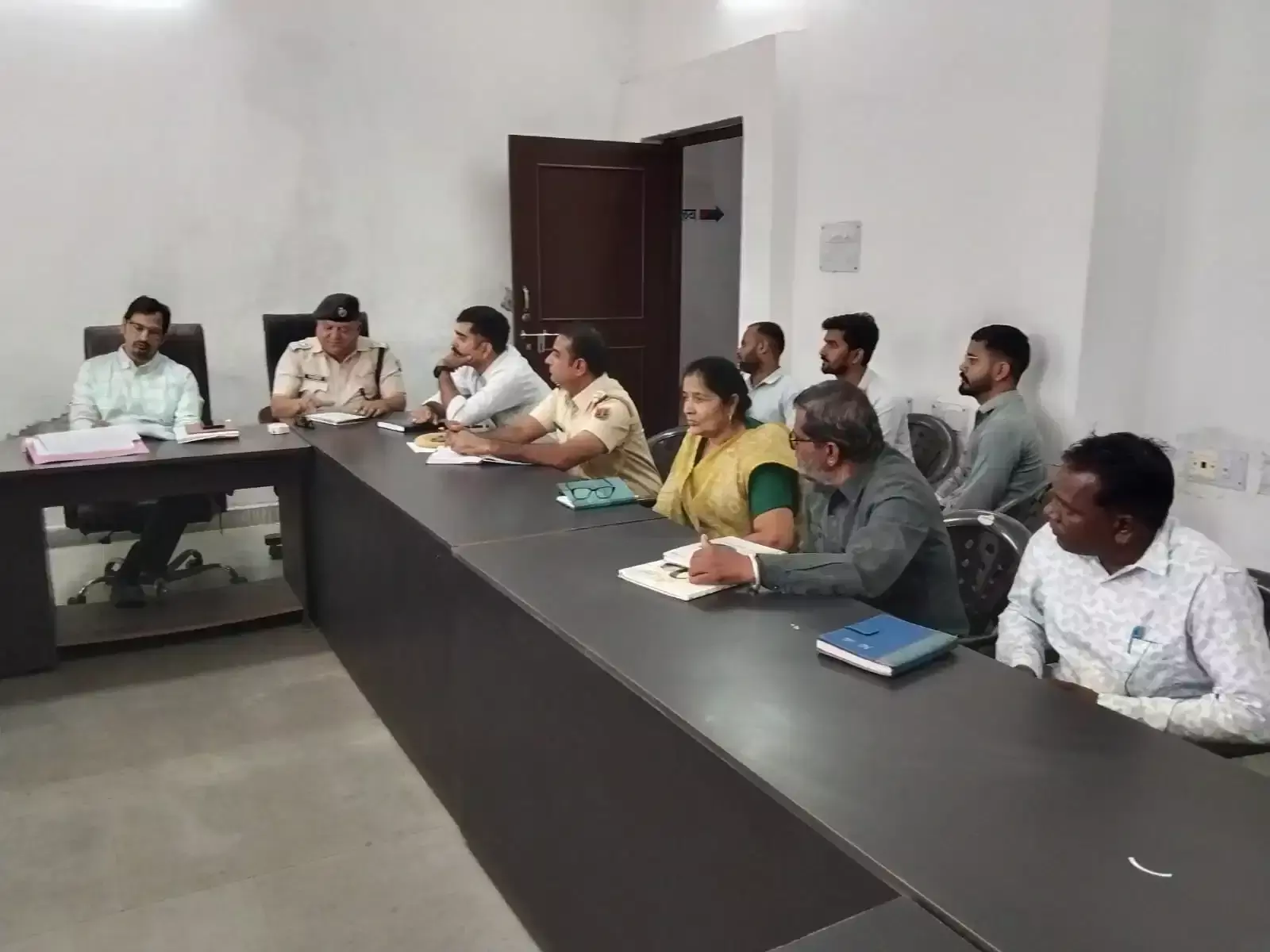 प्रतापगढ़ उपखण्ड कार्यालय में अधिकारियों के साथ गौतमेश्वर महादेव मेला तैयारियों की समीक्षा बैठक करते उपखंड अधिकारी।