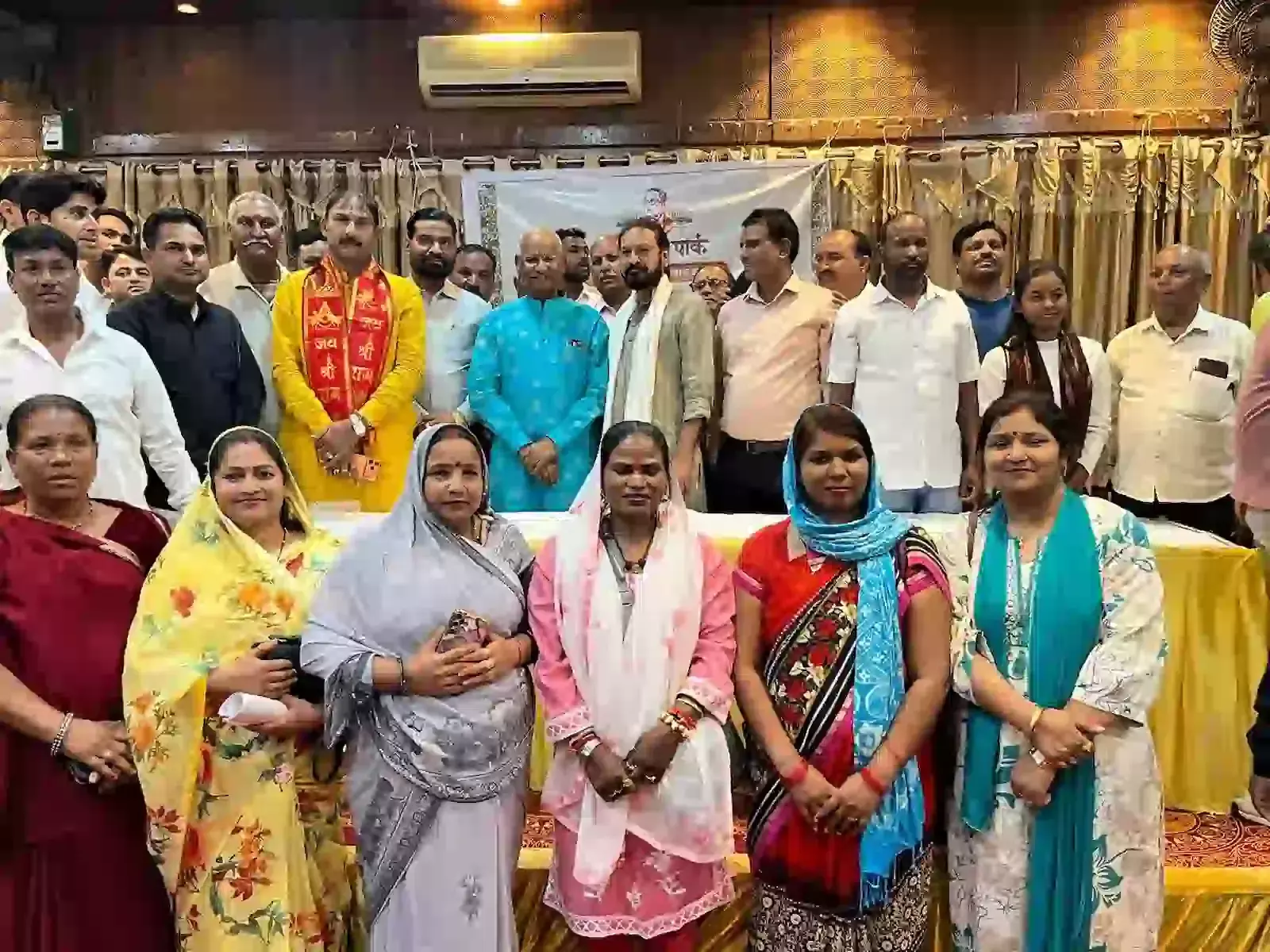 श्रीनाथपुरम कोटा में संविधान पार्क के शिलान्यास की तैयारी बैठक में शामिल विधायक संदीप शर्मा और अन्य जनप्रतिनिधि। श्रीनाथपुरम कोटा में संविधान पार्क के शिलान्यास की तैयारी बैठक में शामिल विधायक संदीप शर्मा और अन्य जनप्रतिनिधि।