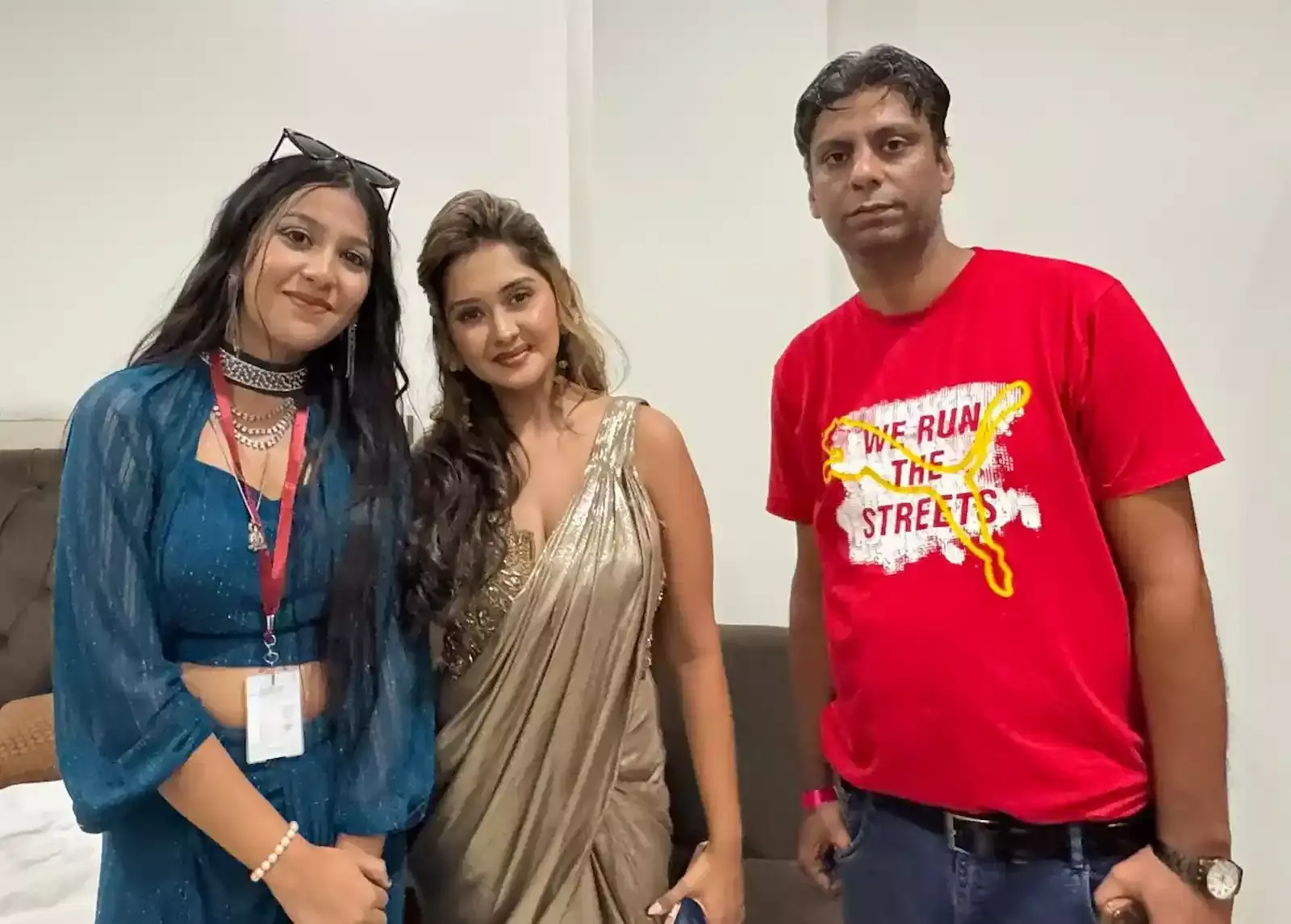 अभिनेत्री कांची सिंह कोटा में आयोजित कार्यक्रम के दौरान तनवी शर्मा को पुरस्कार प्रदान करती हुई। अभिनेत्री कांची सिंह कोटा में आयोजित कार्यक्रम के दौरान तनवी शर्मा को पुरस्कार प्रदान करती हुई।