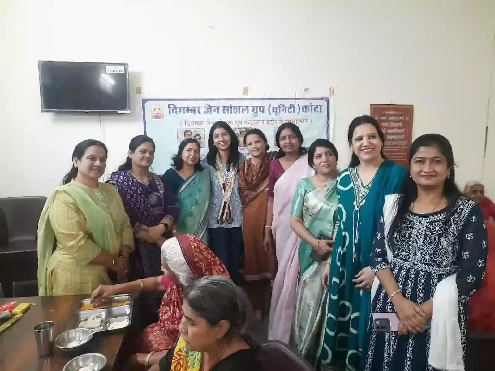 सेवाधाम आश्रम कोटा में बुजुर्गों को भोजन करातीं और सामग्री वितरित करतीं दिगम्बर जैन सोशल ग्रुप लेडीज यूनिटी की महिला सदस्य।