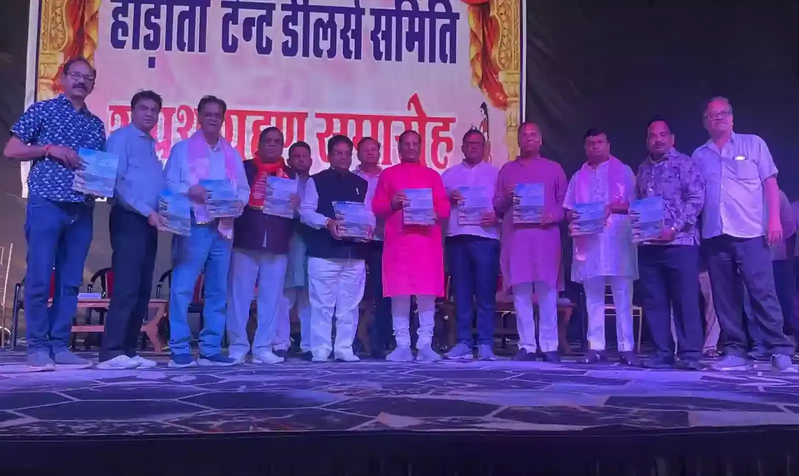 कोटा में हाड़ौती टेंट डीलर्स समिति के शपथ ग्रहण समारोह के दौरान मंच पर उपस्थित अतिथि और पदाधिकारी।