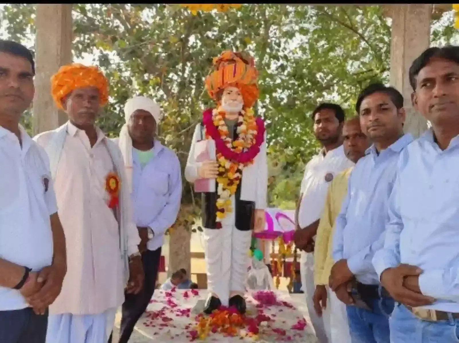 भुसावर के ज्योतिबा फुले पार्क में जयंती कार्यक्रम की तैयारी करते सैनी समाज सेवा समिति के लोग। भुसावर के ज्योतिबा फुले पार्क में जयंती कार्यक्रम की तैयारी करते सैनी समाज सेवा समिति के लोग।