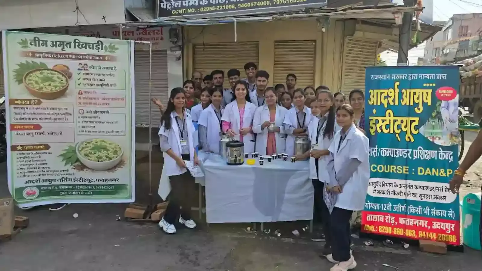फतेहनगर के द्वारकाधीश चौराहा पर आयुर्वेद विशेषज्ञों द्वारा नागरिकों को नीम का स्वरस वितरित करते हुए दृश्य। फतेहनगर के द्वारकाधीश चौराहा पर आयुर्वेद विशेषज्ञों द्वारा नागरिकों को नीम का स्वरस वितरित करते हुए दृश्य।