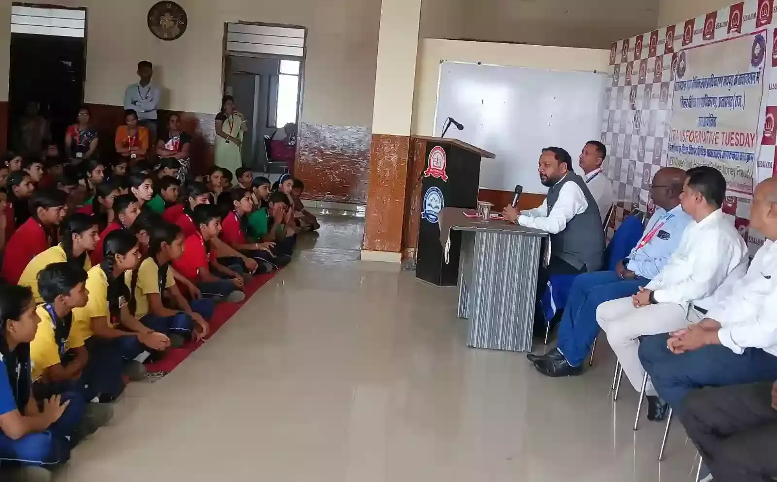 प्रतापगढ़ के स्कूल में विद्यार्थियों को कानून की जानकारी देते न्यायिक अधिकारी और उपस्थित शिक्षकगण।