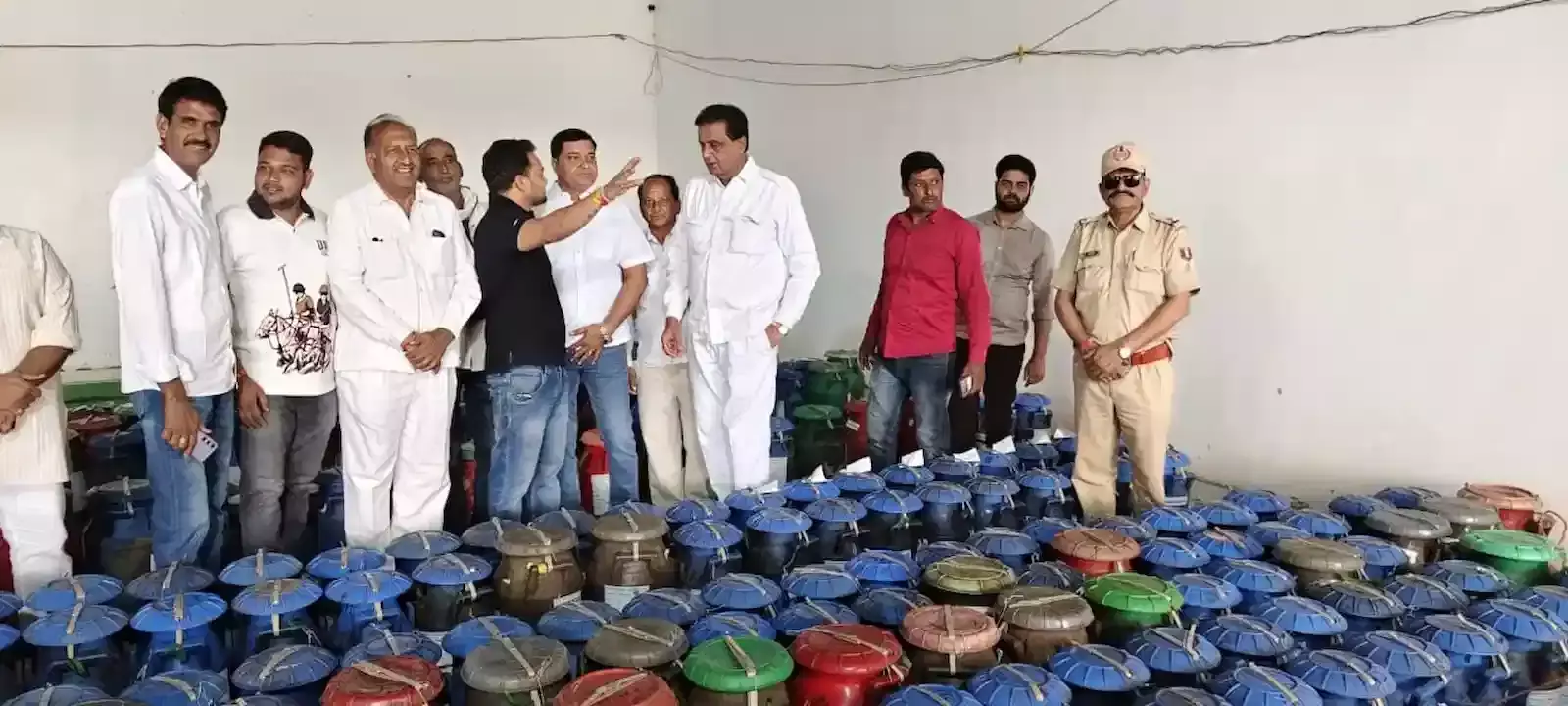 निम्बाहेड़ा के अफीम तौल केंद्र पर अधिकारियों के साथ निरीक्षण करते विधायक श्रीचंद कृपलानी की तस्वीर। निम्बाहेड़ा के अफीम तौल केंद्र पर अधिकारियों के साथ निरीक्षण करते विधायक श्रीचंद कृपलानी की तस्वीर।