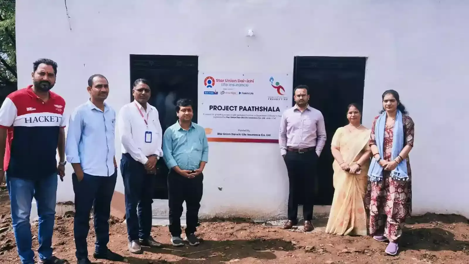 आमेट के राजकीय विद्यालय में मयंक जीनगर और अतिथियों द्वारा नवनिर्मित शौचालय ब्लॉक का उद्घाटन करते हुए दृश्य। आमेट के राजकीय विद्यालय में मयंक जीनगर और अतिथियों द्वारा नवनिर्मित शौचालय ब्लॉक का उद्घाटन करते हुए दृश्य।