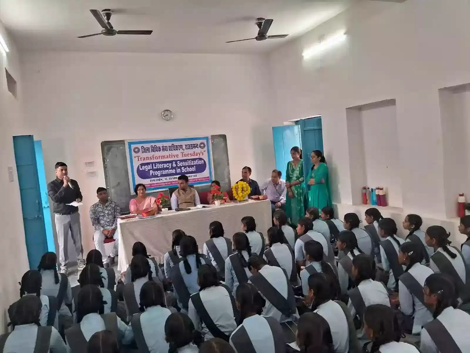 आमेट के राजकीय विद्यालय में साइबर सुरक्षा कार्यशाला के दौरान छात्राओं को विधिक जानकारी देते न्यायिक मजिस्ट्रेट। आमेट के राजकीय विद्यालय में साइबर सुरक्षा कार्यशाला के दौरान छात्राओं को विधिक जानकारी देते न्यायिक मजिस्ट्रेट।