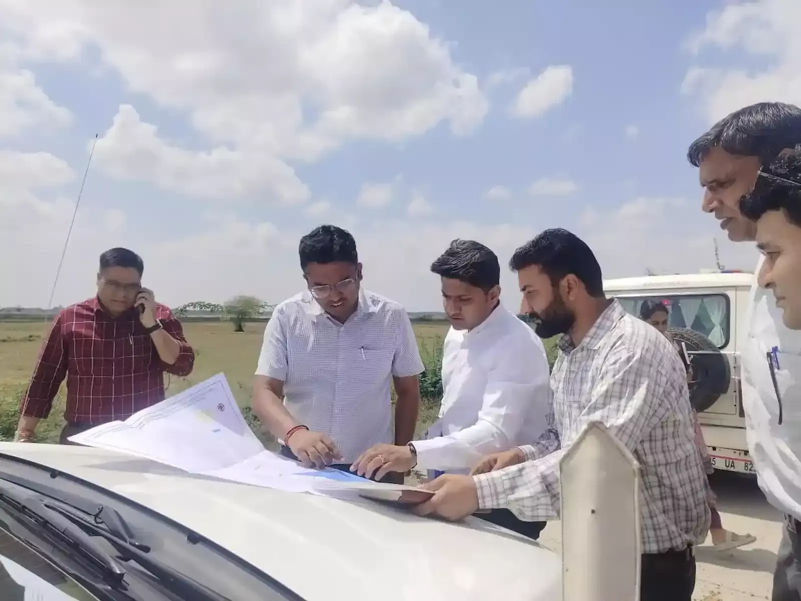 जिला कलेक्टर मयंक मनीष डीग के पूंछरी में अधिकारियों के साथ विकास कार्यों का स्थलीय निरीक्षण करते हुए दिख रहे हैं। जिला कलेक्टर मयंक मनीष डीग के पूंछरी में अधिकारियों के साथ विकास कार्यों का स्थलीय निरीक्षण करते हुए दिख रहे हैं।