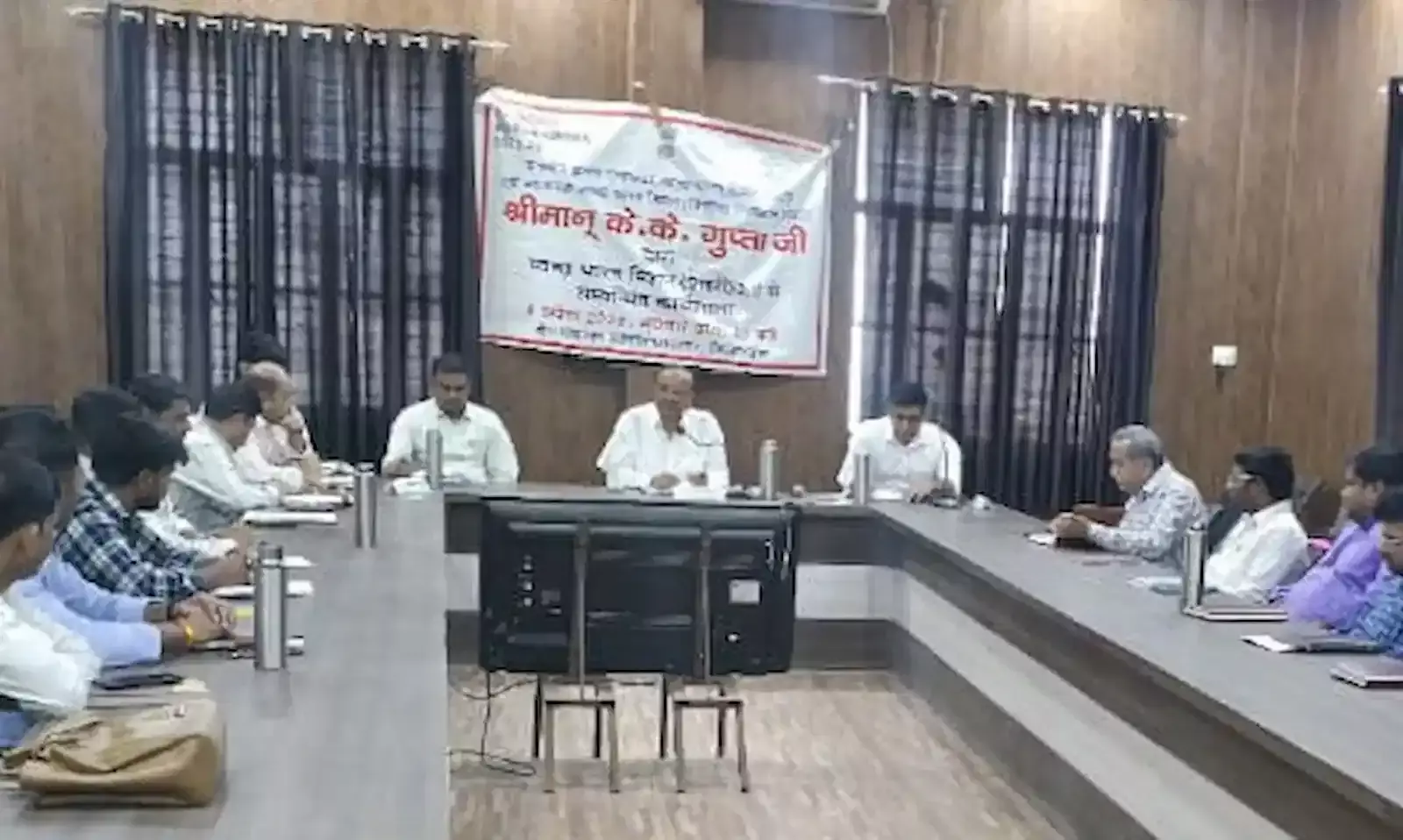 डीग पंचायत समिति सभागार में अधिकारियों के साथ स्वच्छता मिशन की बैठक लेते ब्रांड एम्बेसडर केके गुप्ता। डीग पंचायत समिति सभागार में अधिकारियों के साथ स्वच्छता मिशन की बैठक लेते ब्रांड एम्बेसडर केके गुप्ता।