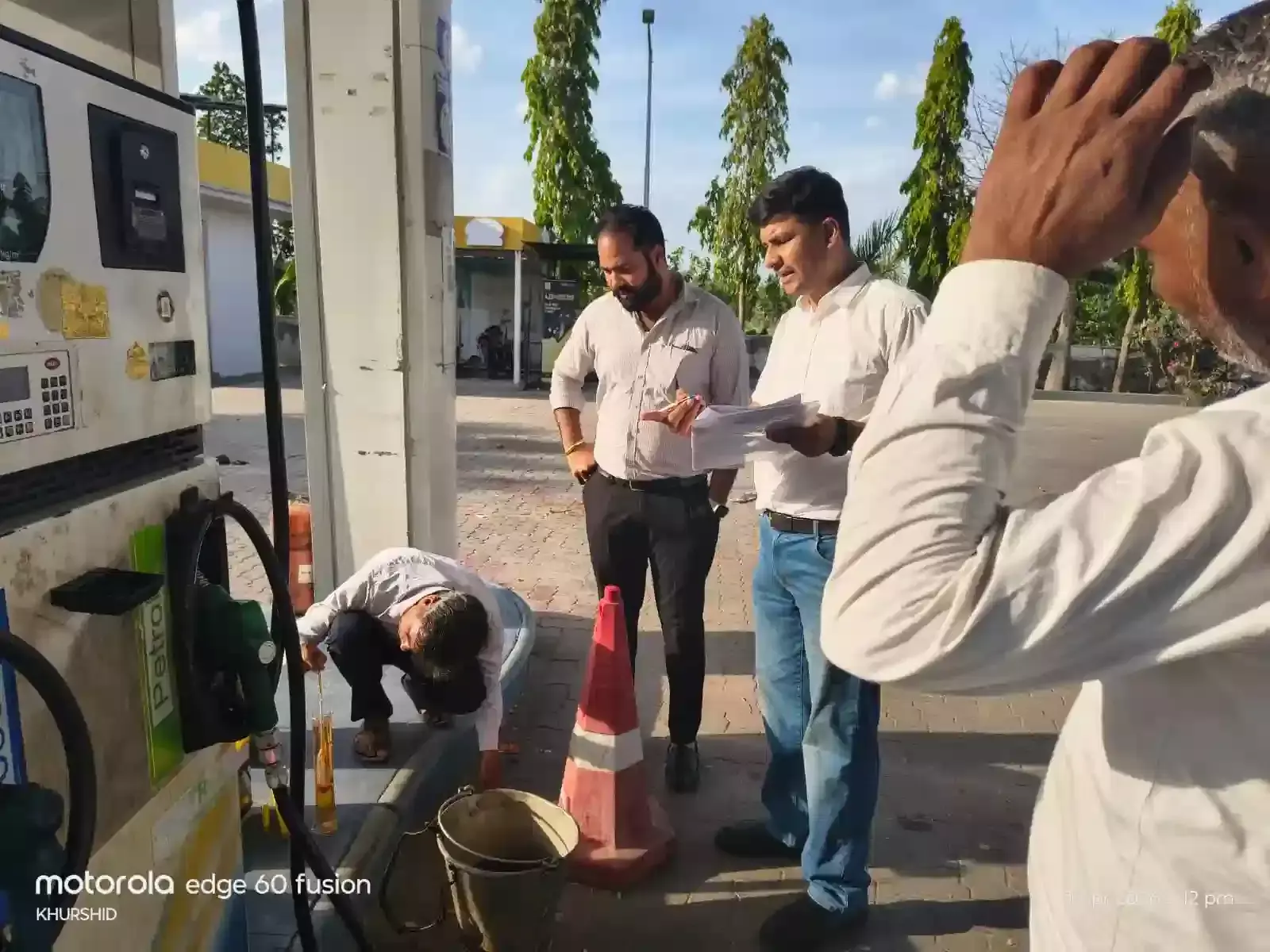 आकोला सामुदायिक स्वास्थ्य केंद्र के परिसर में सफाई व्यवस्था का निरीक्षण करते एसडीएम महेश गगोरिया। आकोला सामुदायिक स्वास्थ्य केंद्र के परिसर में सफाई व्यवस्था का निरीक्षण करते एसडीएम महेश गगोरिया।
