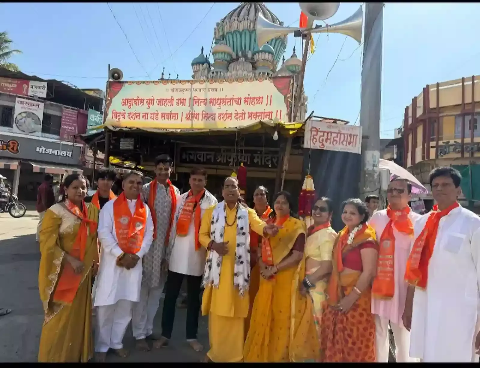 बुरहानपुर में श्री कृष्ण जन्मभूमि मुक्ति यात्रा के दौरान भक्तों को संबोधित करते आचार्य राजेश्वर और उपस्थित जनसमूह। बुरहानपुर में श्री कृष्ण जन्मभूमि मुक्ति यात्रा के दौरान भक्तों को संबोधित करते आचार्य राजेश्वर और उपस्थित जनसमूह।
