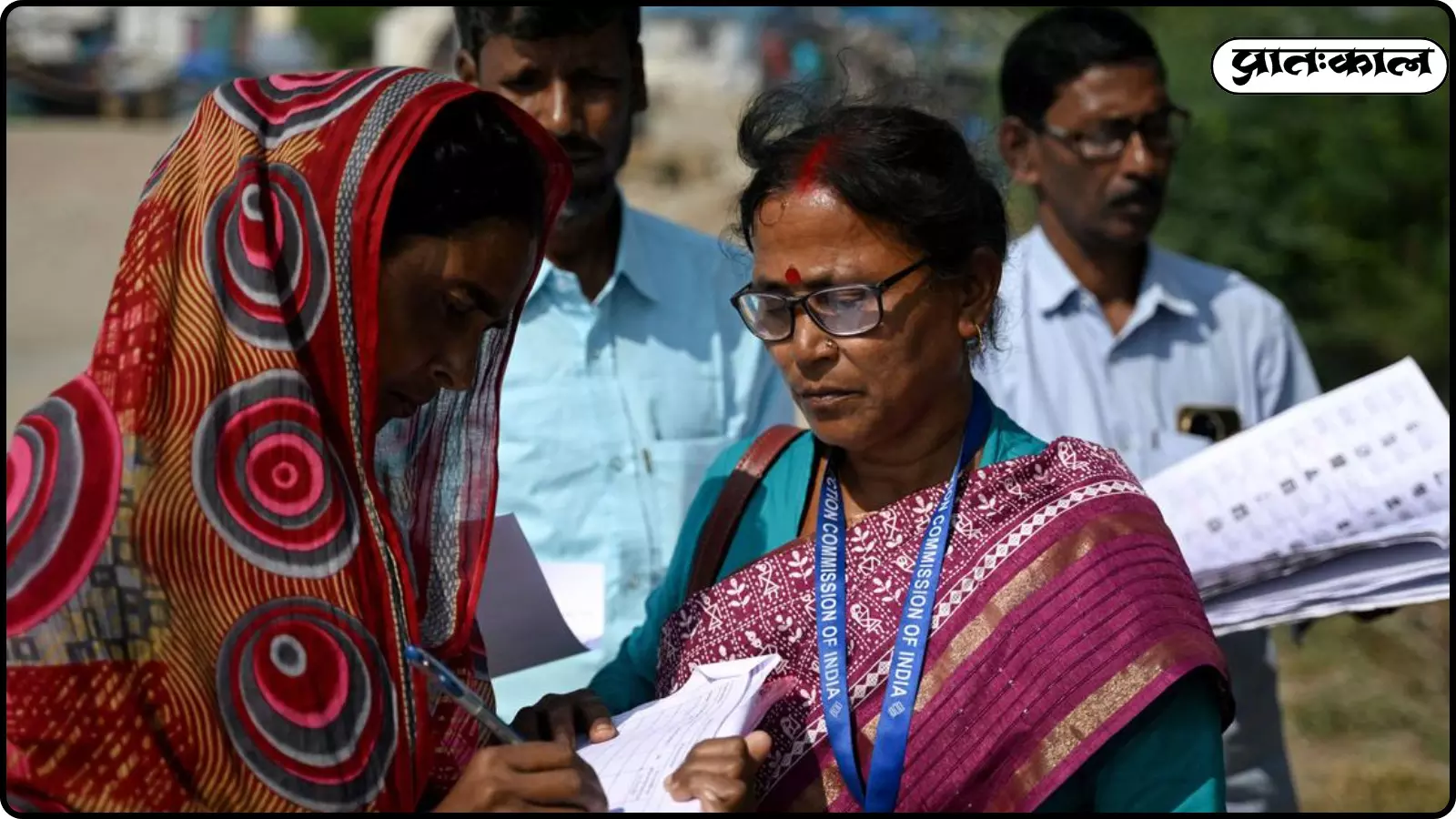 मतदाता सूची की जांच करती महिलाएं और चुनाव कर्मचारी पश्चिम बंगाल में चुनावी पुनरीक्षण प्रक्रिया के दौरान दिख रहे हैं। मतदाता सूची की जांच करती महिलाएं और चुनाव कर्मचारी पश्चिम बंगाल में चुनावी पुनरीक्षण प्रक्रिया के दौरान दिख रहे हैं।