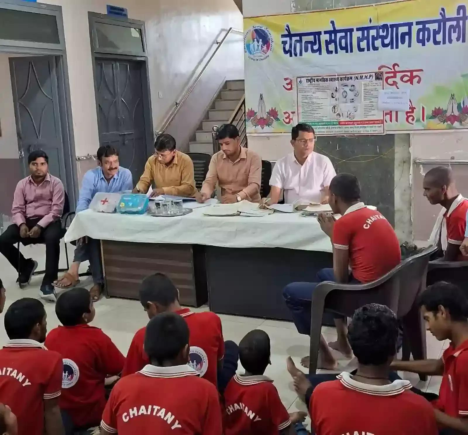 करौली के चैतन्य सेवा संस्थान में बच्चों का मानसिक स्वास्थ्य परीक्षण करते डॉक्टर और चिकित्सा कर्मी। करौली के चैतन्य सेवा संस्थान में बच्चों का मानसिक स्वास्थ्य परीक्षण करते डॉक्टर और चिकित्सा कर्मी।