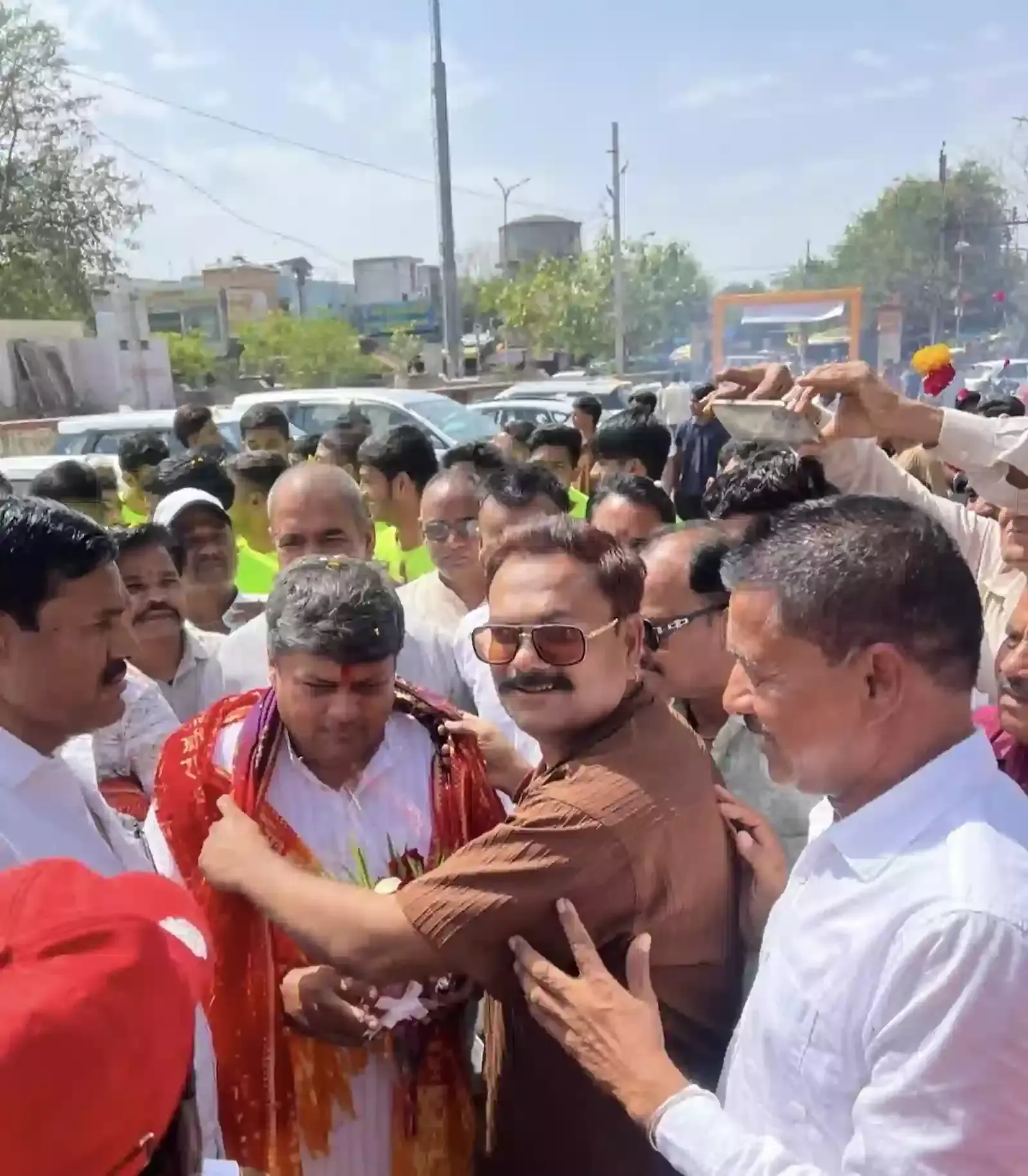 बारां के श्रीराम स्टेडियम में आयोजित समारोह में सांसद दुष्यंत सिंह का स्वागत करते खेल संघों के प्रतिनिधि और खिलाड़ी। बारां के श्रीराम स्टेडियम में आयोजित समारोह में सांसद दुष्यंत सिंह का स्वागत करते खेल संघों के प्रतिनिधि और खिलाड़ी।