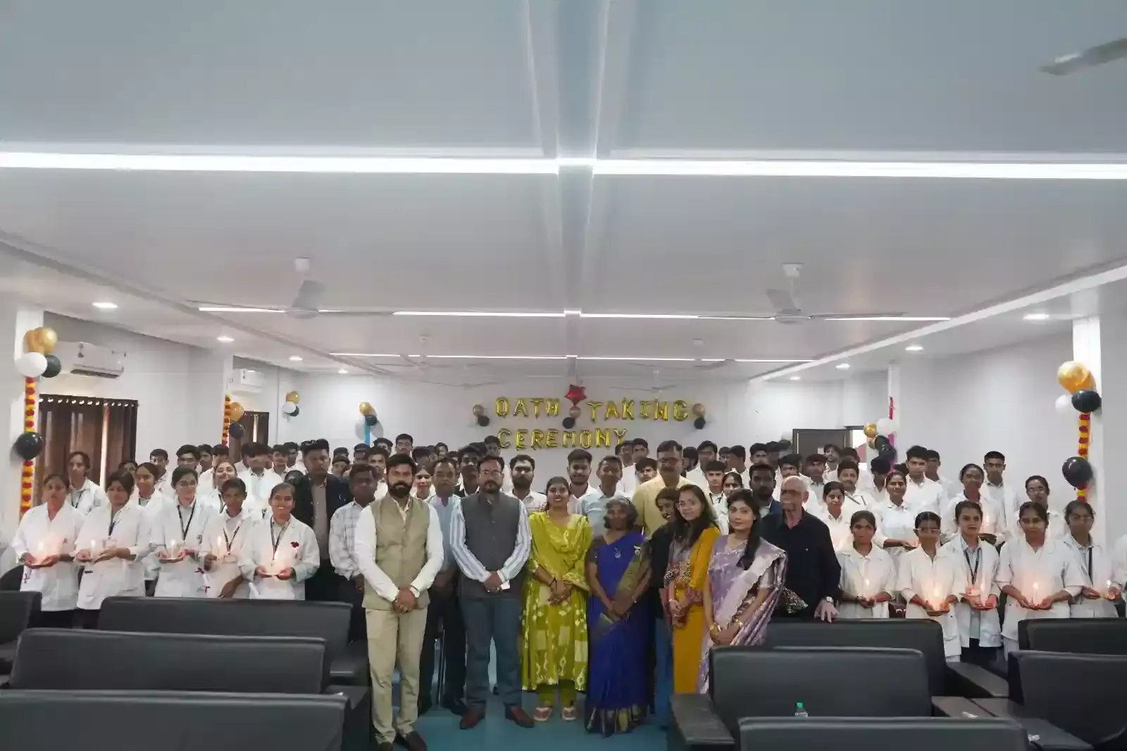 माधव कॉलेज ऑफ नर्सिंग सिरोही में शपथ ग्रहण समारोह के दौरान दीप प्रज्वलित करते अतिथि और नर्सिंग विद्यार्थी। माधव कॉलेज ऑफ नर्सिंग सिरोही में शपथ ग्रहण समारोह के दौरान दीप प्रज्वलित करते अतिथि और नर्सिंग विद्यार्थी।