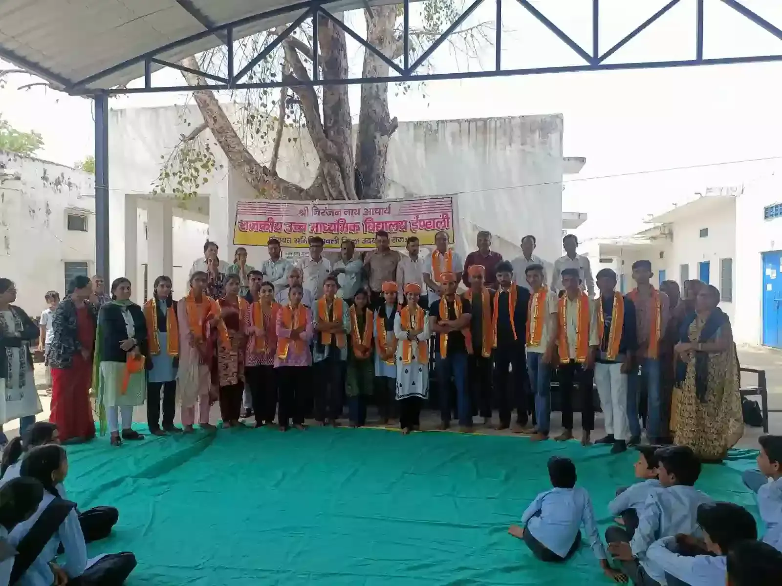 ईंटाली के राजकीय उच्च माध्यमिक विद्यालय में मेधावी छात्रों को सम्मानित करते अतिथि और शिक्षक। ईंटाली के राजकीय उच्च माध्यमिक विद्यालय में मेधावी छात्रों को सम्मानित करते अतिथि और शिक्षक।
