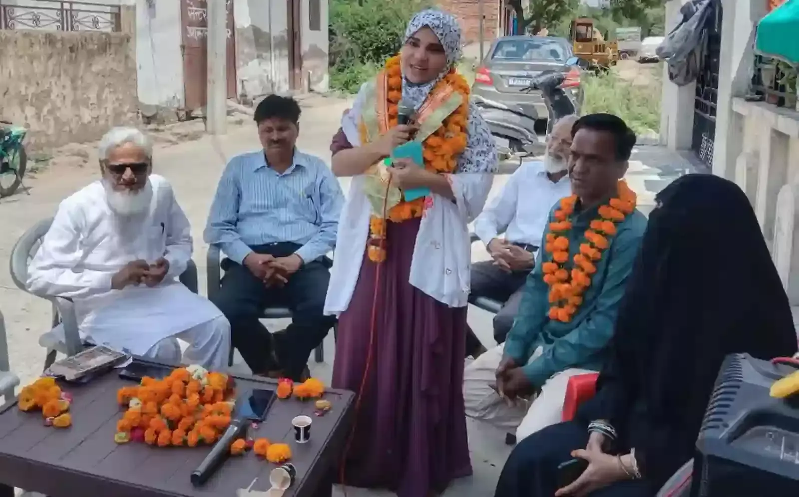 खुशनुमा का सम्मान समारोह में मोहल्लेवासियों द्वारा फूलमाला पहनाकर अभिनंदन करते हुए ब्यावर में। खुशनुमा का सम्मान समारोह में मोहल्लेवासियों द्वारा फूलमाला पहनाकर अभिनंदन करते हुए ब्यावर में।