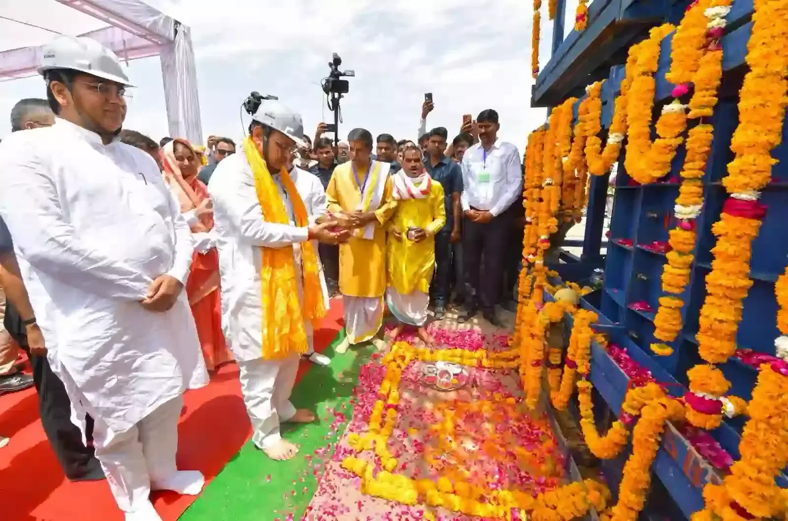 बूंदी के गुहाटा गांव में निर्माणाधीन चंबल एक्वाडक्ट परियोजना स्थल का निरीक्षण करते मुख्यमंत्री भजनलाल शर्मा। बूंदी के गुहाटा गांव में निर्माणाधीन चंबल एक्वाडक्ट परियोजना स्थल का निरीक्षण करते मुख्यमंत्री भजनलाल शर्मा।