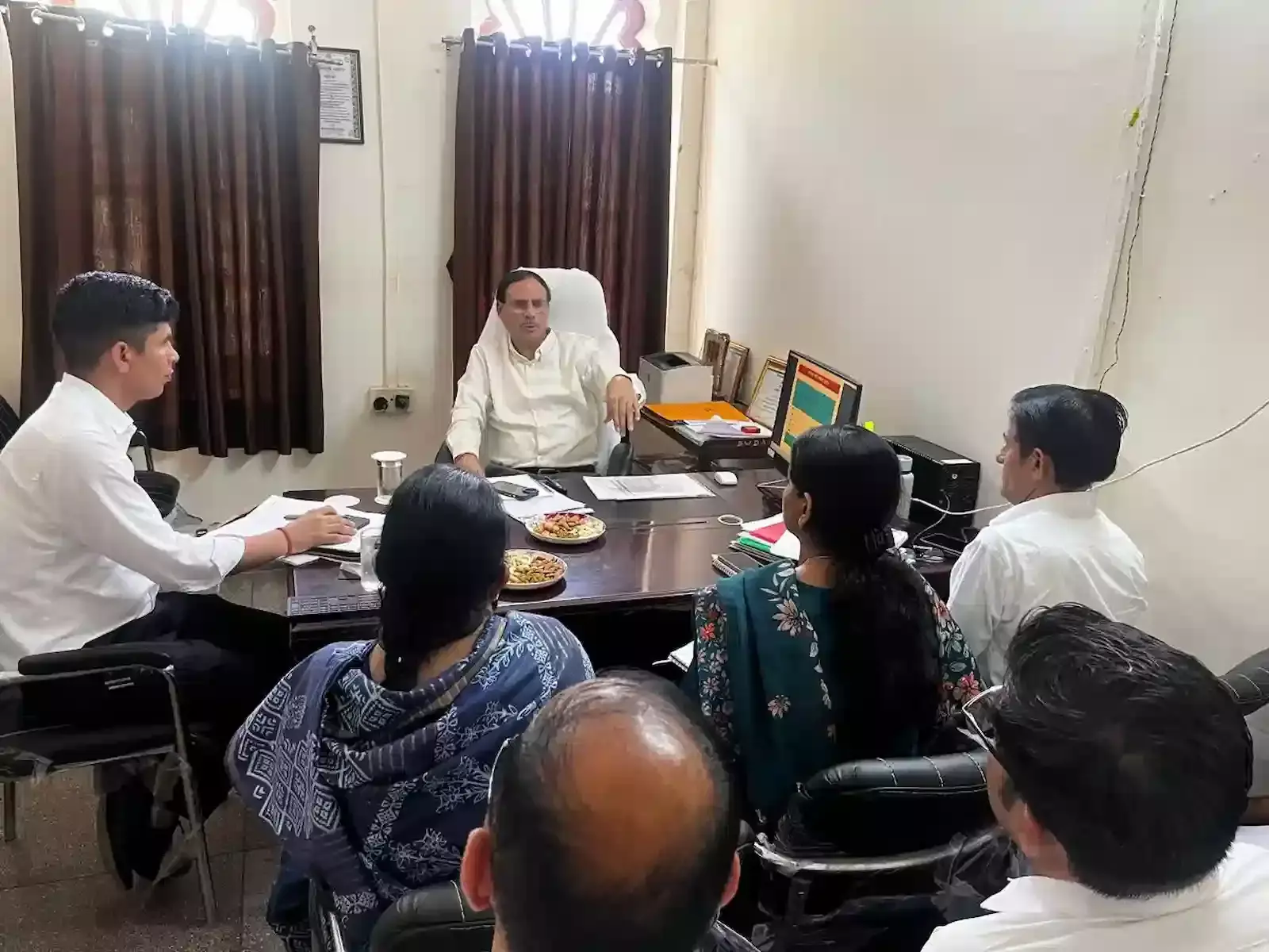 जोधपुर में आंगनबाड़ी विकास कार्यों की समीक्षा बैठक लेते आईएएस वासुदेव मालावत और उपस्थित अन्य विभागीय अधिकारी। जोधपुर में आंगनबाड़ी विकास कार्यों की समीक्षा बैठक लेते आईएएस वासुदेव मालावत और उपस्थित अन्य विभागीय अधिकारी।