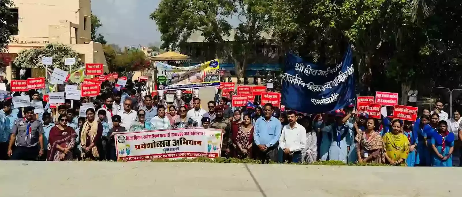 रामगंजमंडी के मुख्य मार्गों पर राजकीय विद्यालय नामांकन जागरूकता रैली में शामिल स्काउट गाइड और छात्र छात्राएं।