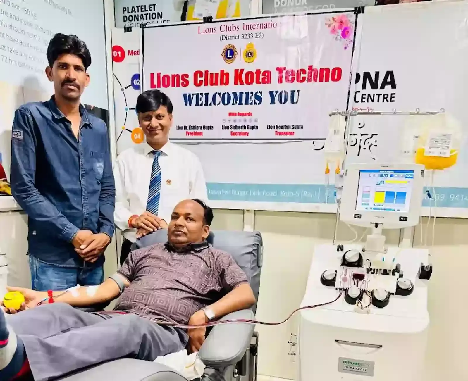 कोटा के ब्लड सेंटर में महावीर राठौड़ महिला मरीज के लिए एबी पॉजिटिव एसडीपी डोनेट कर रहे हैं।