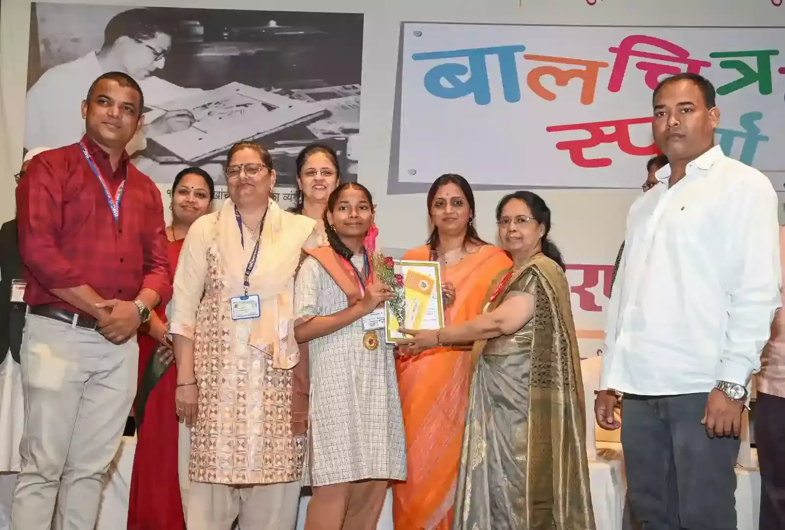 मुंबई की सीमेंट कंक्रीट वाली सड़क पर निर्माण कार्य की प्रगति देखते बीएमसी अधिकारी और कर्मचारी। मुंबई की सीमेंट कंक्रीट वाली सड़क पर निर्माण कार्य की प्रगति देखते बीएमसी अधिकारी और कर्मचारी।