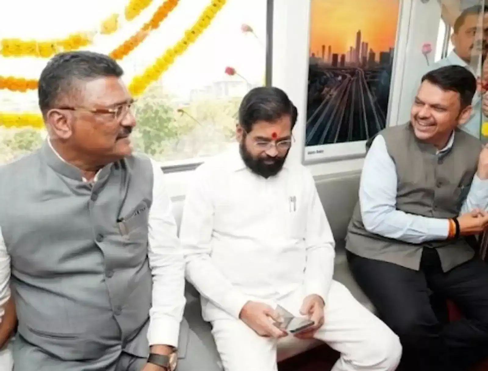 रानी बाग मुंबई में आयोजित चित्रकला स्पर्धा के पुरस्कार वितरण समारोह में उपस्थित छात्र और अधिकारी। रानी बाग मुंबई में आयोजित चित्रकला स्पर्धा के पुरस्कार वितरण समारोह में उपस्थित छात्र और अधिकारी।
