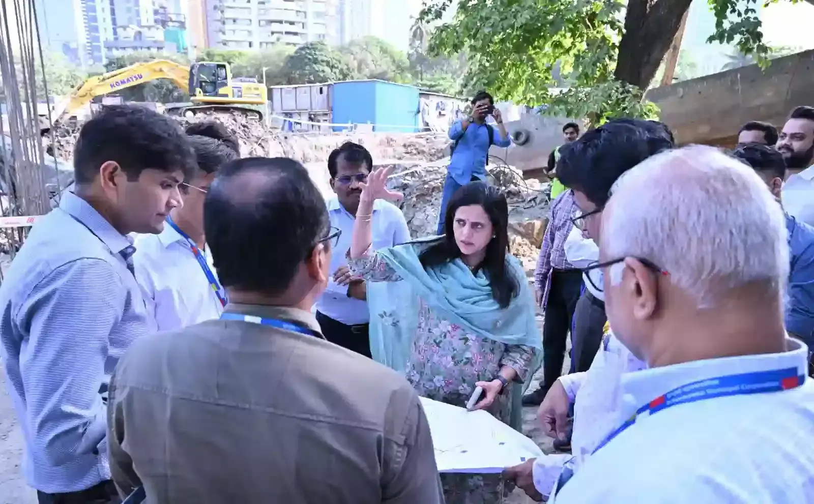 मुंबई में मिठी नदी के पास नाला सफाई और गाद निकालने के कार्य का निरीक्षण करतीं बीएमसी आयुक्त अश्विनी भिडे। मुंबई में मिठी नदी के पास नाला सफाई और गाद निकालने के कार्य का निरीक्षण करतीं बीएमसी आयुक्त अश्विनी भिडे।