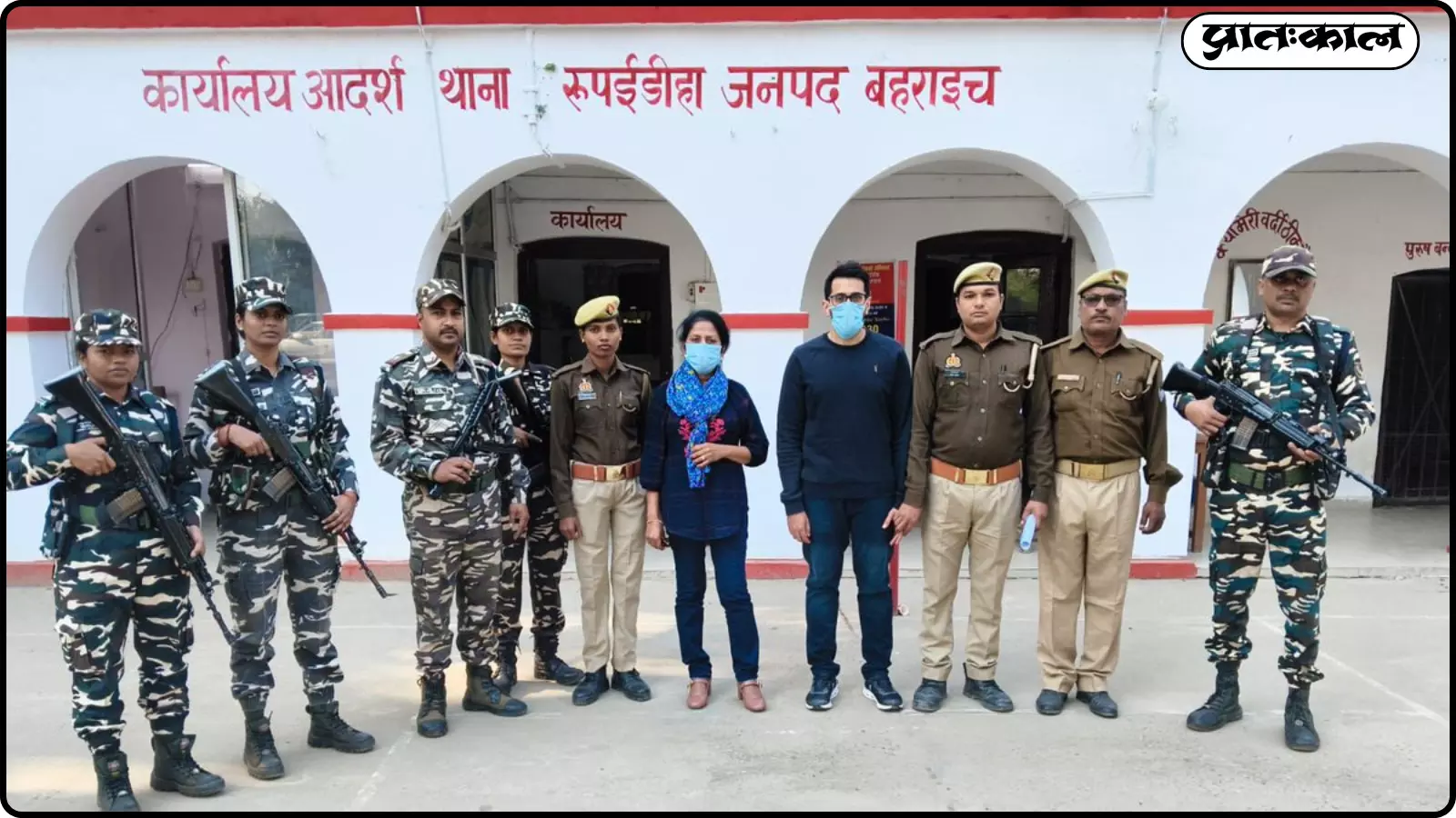 पुलिस थाने के बाहर सुरक्षाकर्मियों के साथ खड़े दो विदेशी नागरिक बहराइच में अवैध प्रवेश मामले के संदर्भ में दिख रहे हैं। पुलिस थाने के बाहर सुरक्षाकर्मियों के साथ खड़े दो विदेशी नागरिक बहराइच में अवैध प्रवेश मामले के संदर्भ में दिख रहे हैं।