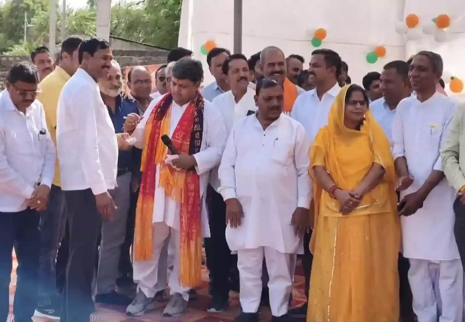 बारां के श्री राम स्टेडियम में डिजिटल पट्टिका का अनावरण करते सांसद दुष्यंत सिंह और विधायक राधेश्याम बैरवा। बारां के श्री राम स्टेडियम में डिजिटल पट्टिका का अनावरण करते सांसद दुष्यंत सिंह और विधायक राधेश्याम बैरवा।