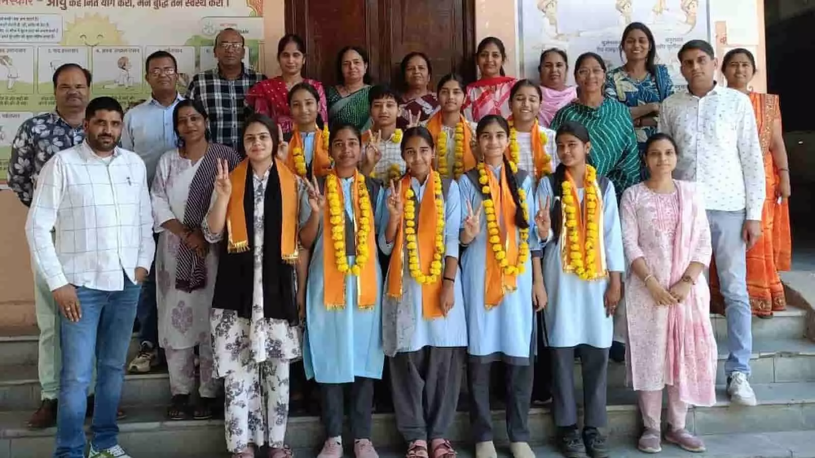 चित्तौड़गढ़: बोर्ड परीक्षा की मेधावी छात्राओं का विद्यालय में भव्य सम्मान चित्तौड़गढ़: बोर्ड परीक्षा की मेधावी छात्राओं का विद्यालय में भव्य सम्मान