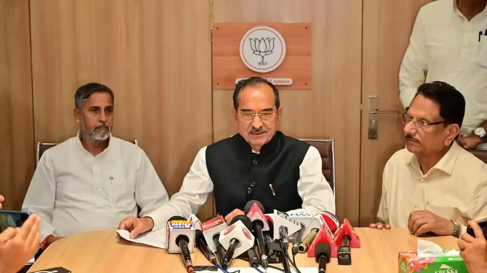 पश्चिमी राजस्थान के बालोतरा में स्थित पचपदरा रिफाइनरी परियोजना का विशाल औद्योगिक ढांचा और निर्माणाधीन संयंत्र। पश्चिमी राजस्थान के बालोतरा में स्थित पचपदरा रिफाइनरी परियोजना का विशाल औद्योगिक ढांचा और निर्माणाधीन संयंत्र।