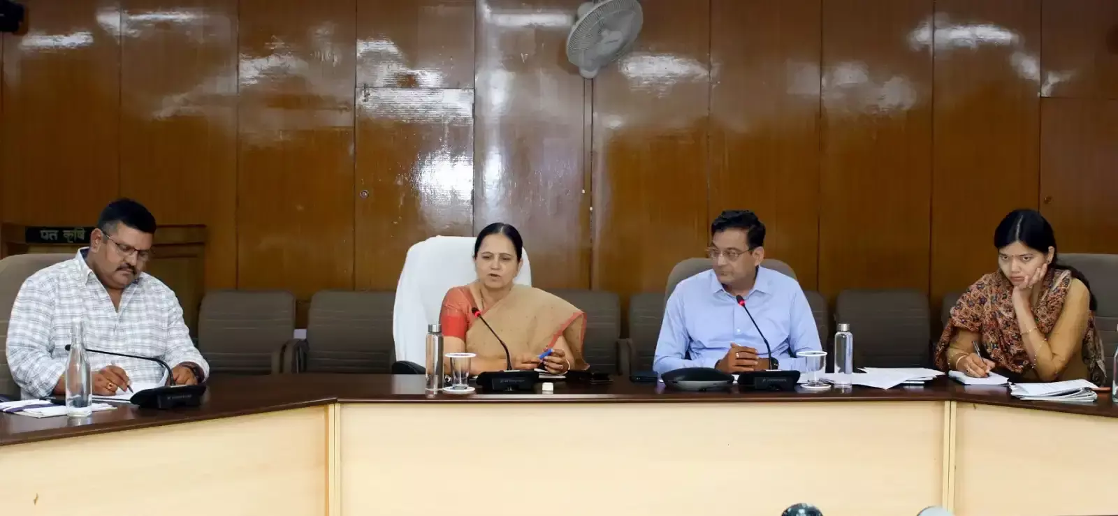 जयपुर के पंत कृषि भवन में ग्राम 2026 की समीक्षा बैठक के दौरान चर्चा करते सरकारी अधिकारी और प्रमुख शासन सचिव। जयपुर के पंत कृषि भवन में ग्राम 2026 की समीक्षा बैठक के दौरान चर्चा करते सरकारी अधिकारी और प्रमुख शासन सचिव।